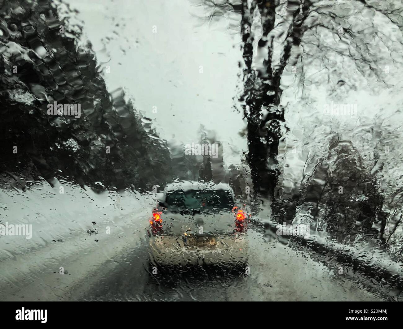 Voiture roulant dans de mauvaises conditions météorologiques Banque D'Images
