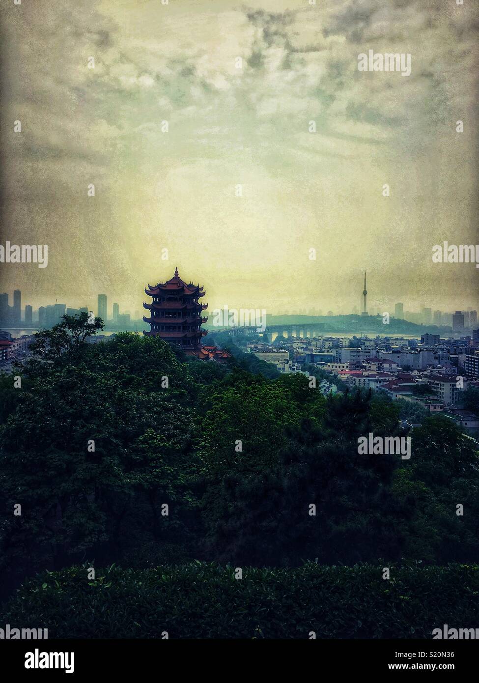Yellow Crane Tower, niché au milieu des grands immeubles de la Ville de Wuhan, Province de Hubei, Chine. Banque D'Images