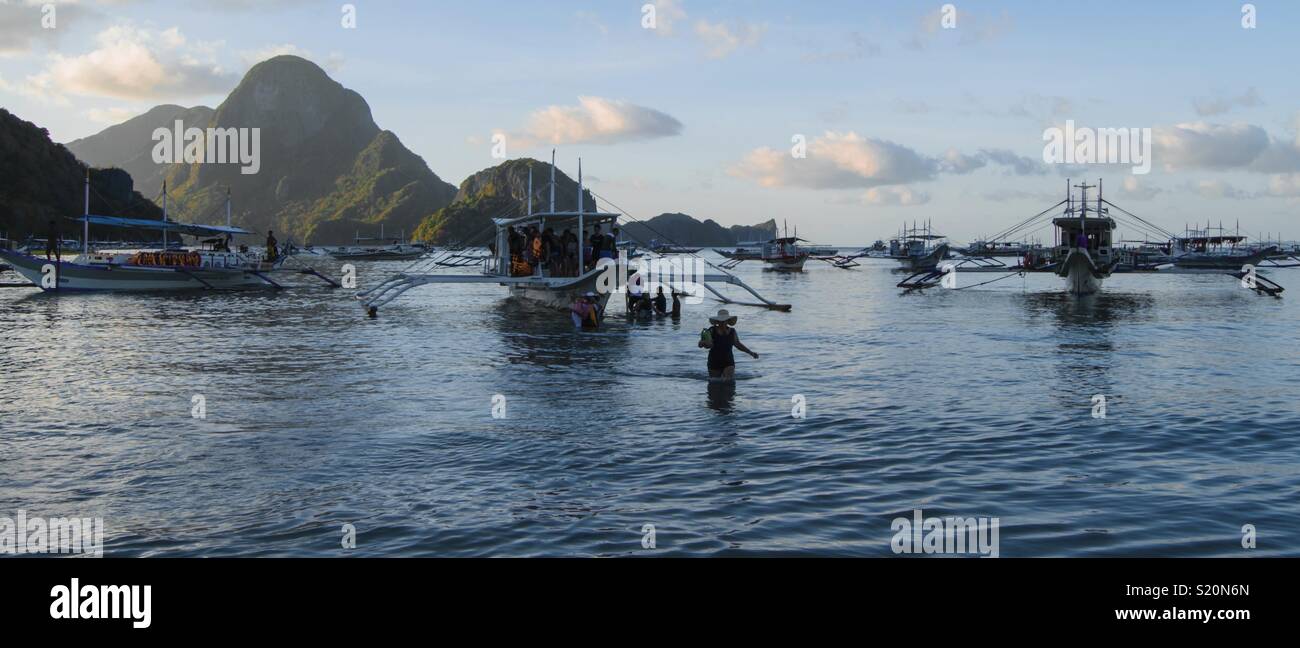 Bateaux au coucher du soleil à El Nido, Palawan, Philippines Banque D'Images