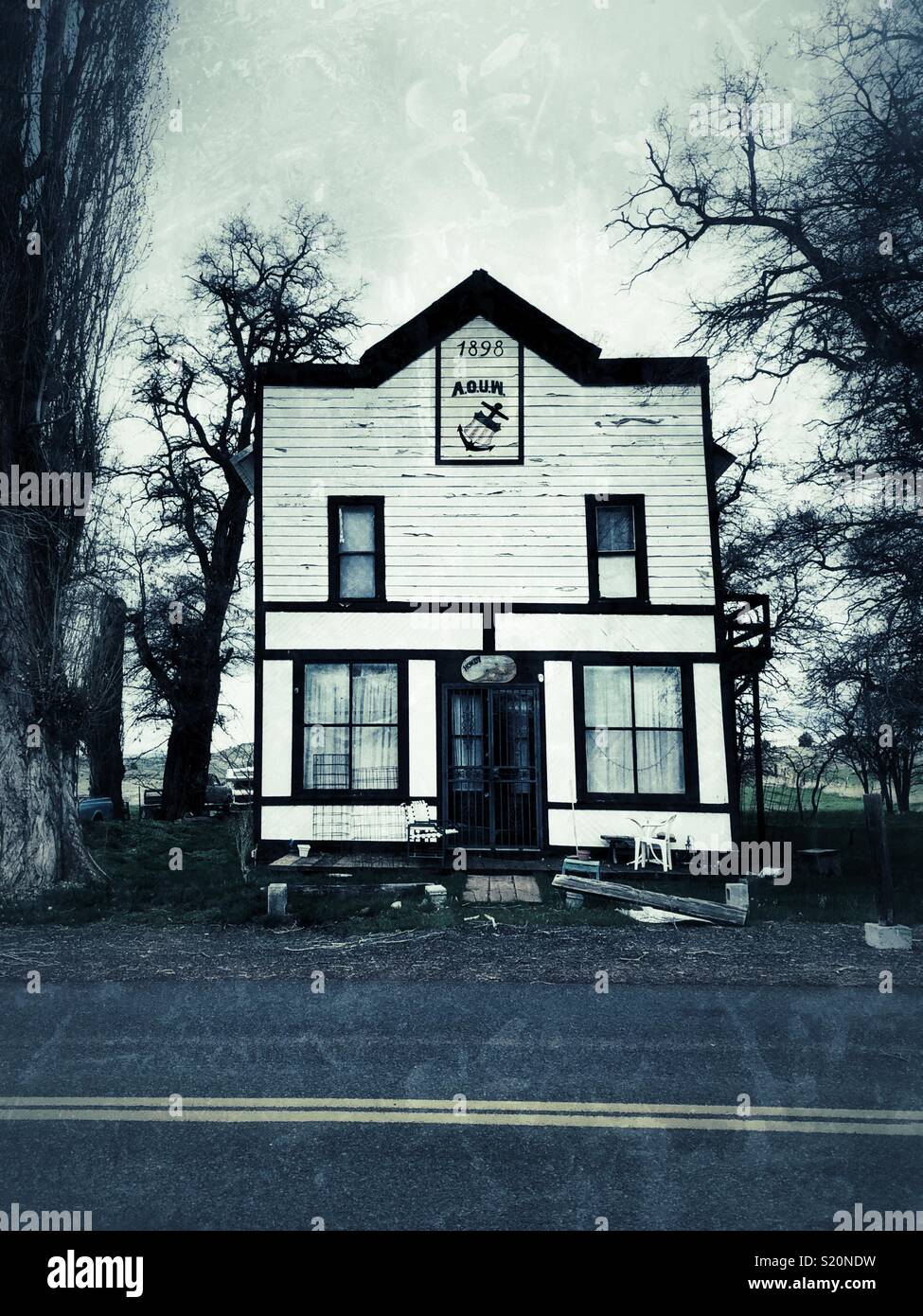 1898 maison sur la rue principale de la ville d'Antilopes en Oregon, site des événements à partir de film Wild Wild Country - Image de stock capturée avec un smartphone