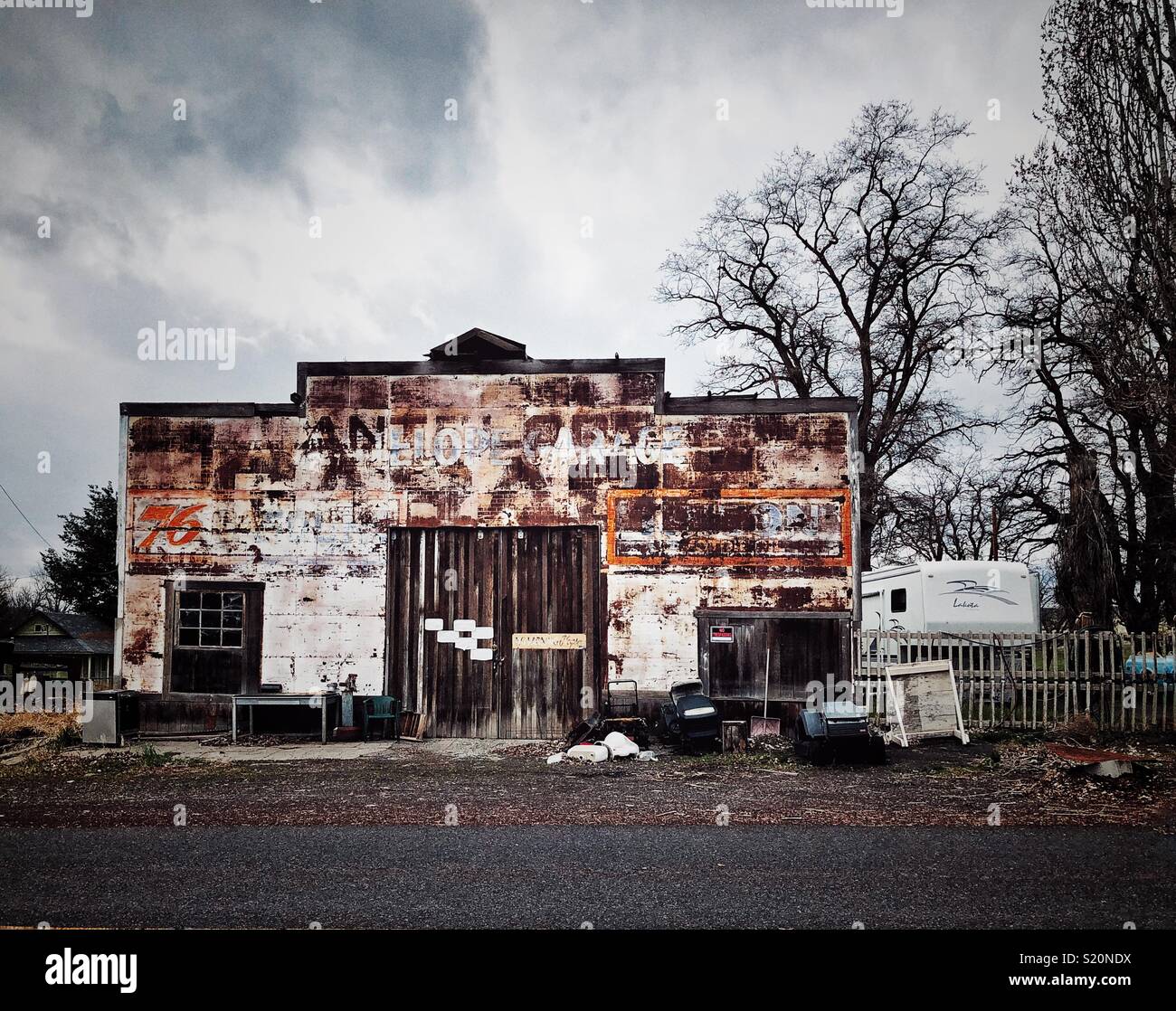 Vétuste et abandonné immeuble garage sur la rue principale de la ville d'Antilopes en Oregon, site des événements à partir de film Wild Wild Country - Image de stock capturée avec un smartphone