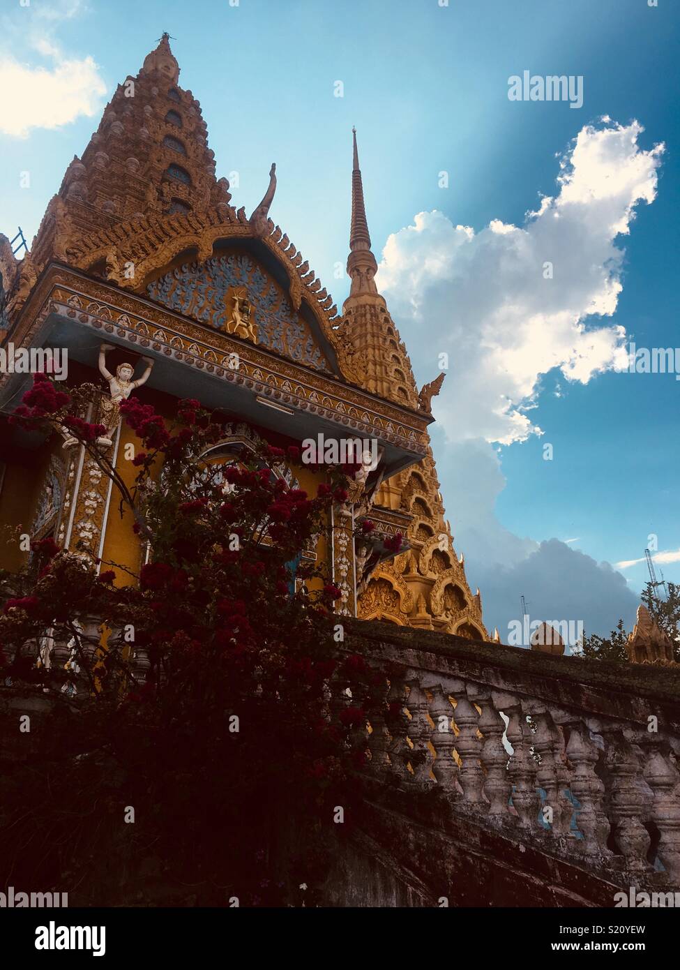 Beau temple au coucher du soleil derrière, capturés au Cambodge à côté de Battambang Banque D'Images