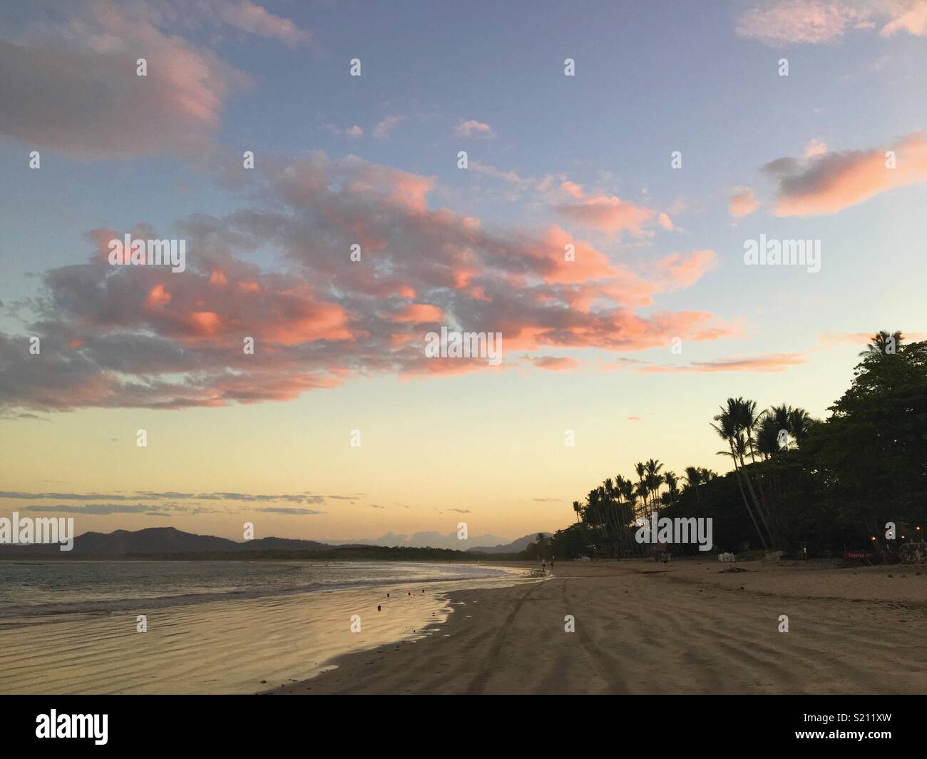 Lever du soleil sur la plage de Tamarindo, Costa Rica Banque D'Images