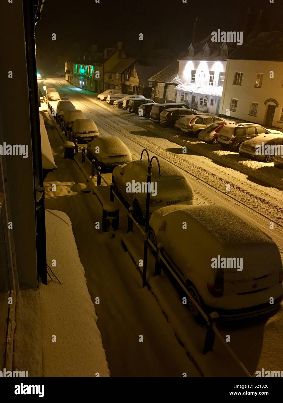 Dunster High Street dans la neige Banque D'Images