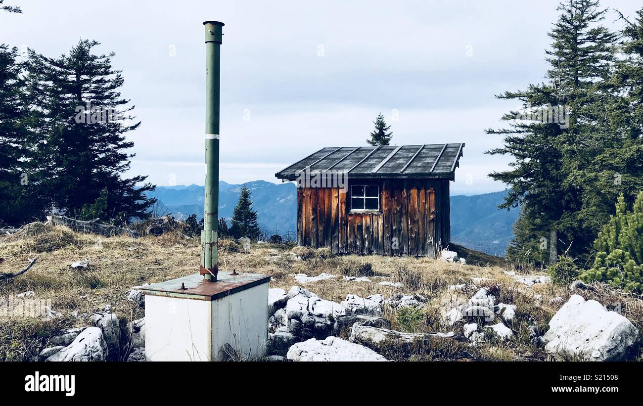 Cabane en bois vide en haut de Predigtsuhl à Bad Reichenhall en Allemagne. Nous sommes allés jusqu'à l'aide d'un câble panier et parcouru autour du haut de la montagne, accueillis par des vues incroyables de Bad Reichenhall. Banque D'Images