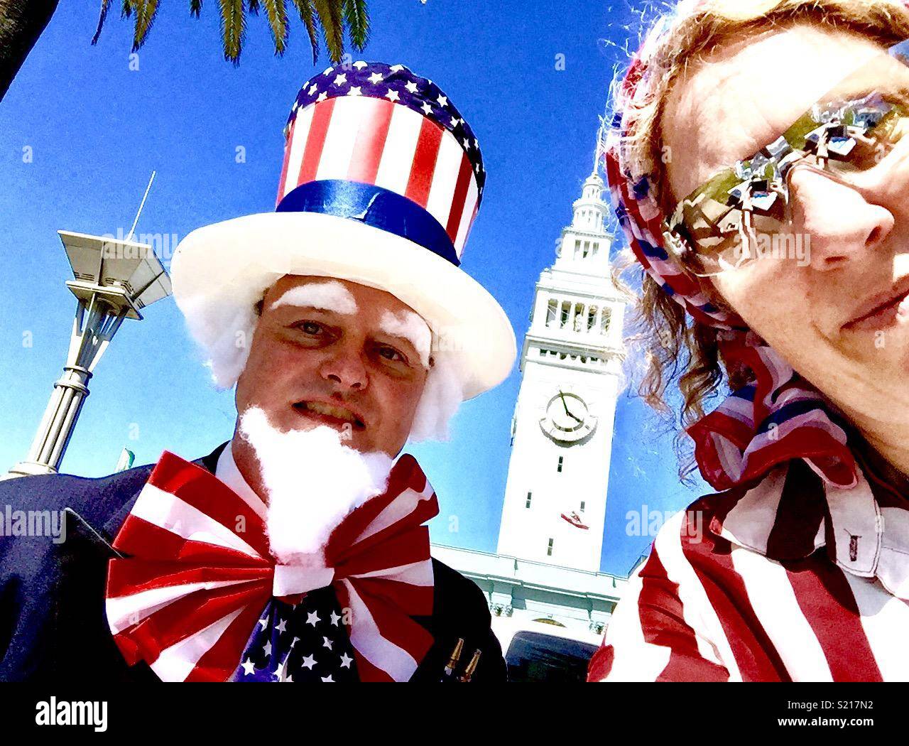 Les manifestants patriotiques, l'homme habillé en l'Oncle Sam, à l'Embarcadero, San Francisco, Californie, USA. - Image de stock capturée avec un smartphone
