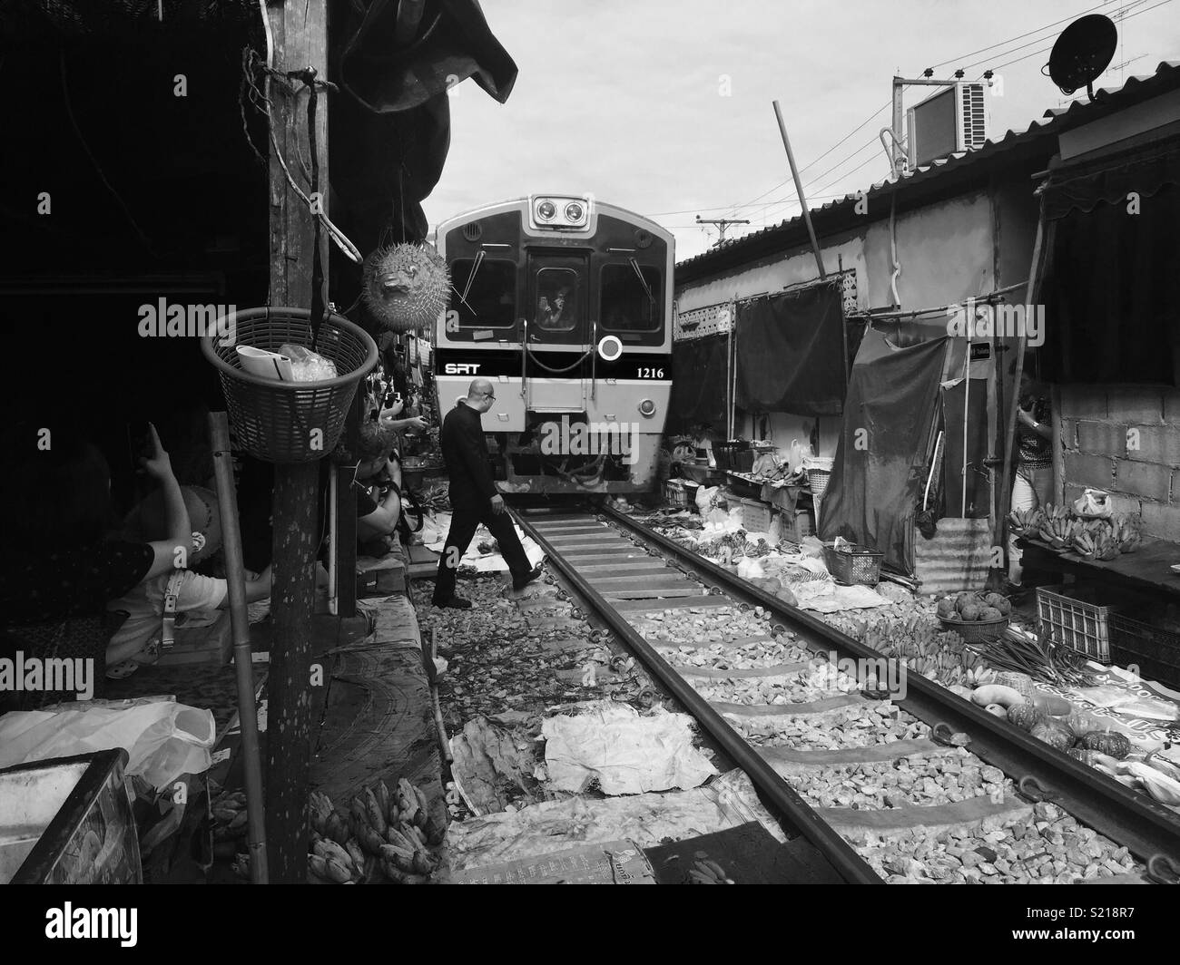 Photo du marché ferroviaire. C'est au nord de Bangkok en Thaïlande. Image en noir et blanc. Banque D'Images