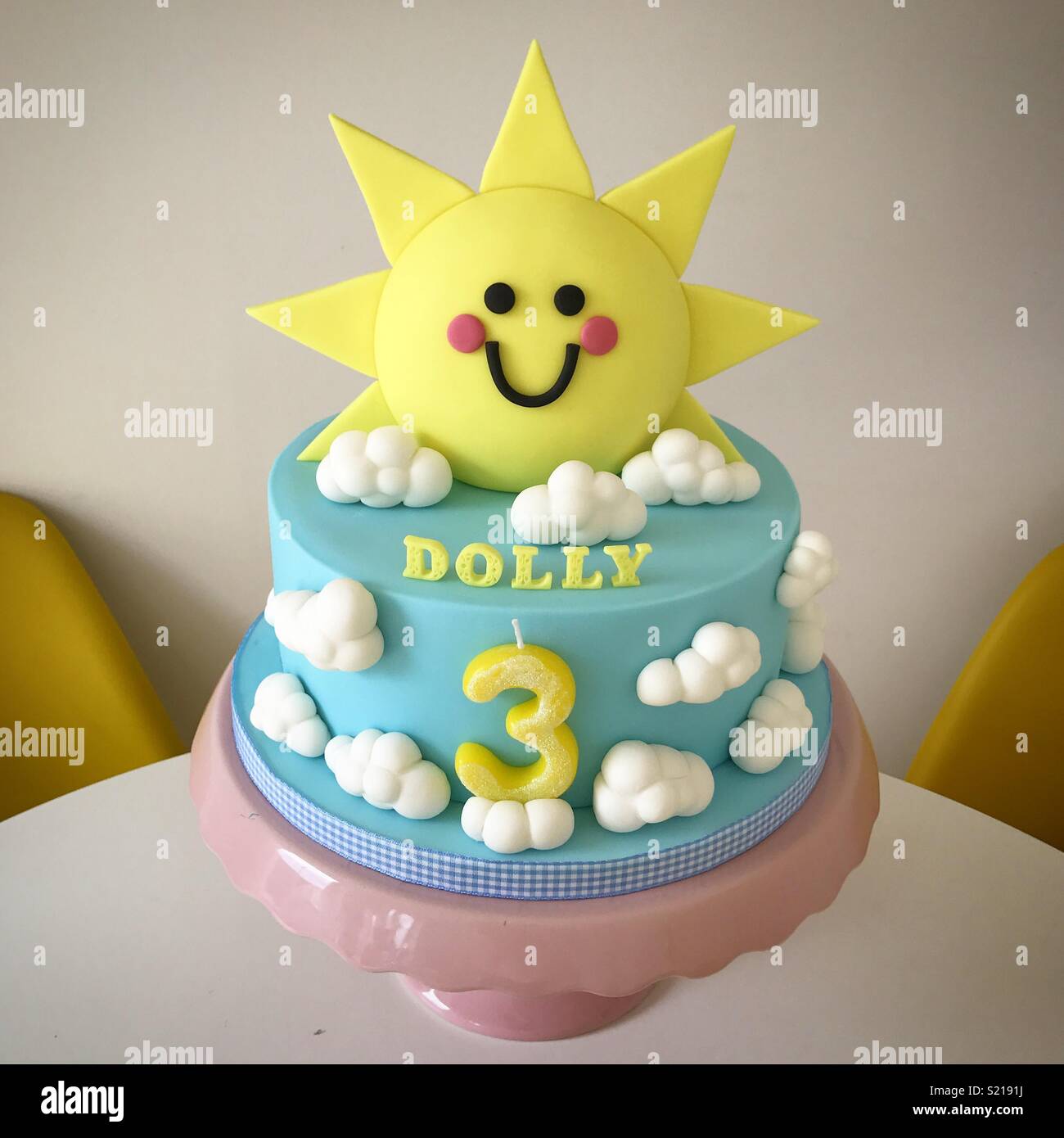 Gateau D Anniversaire A Theme Soleil Pour Un Troisieme Anniversaire Photo Stock Alamy