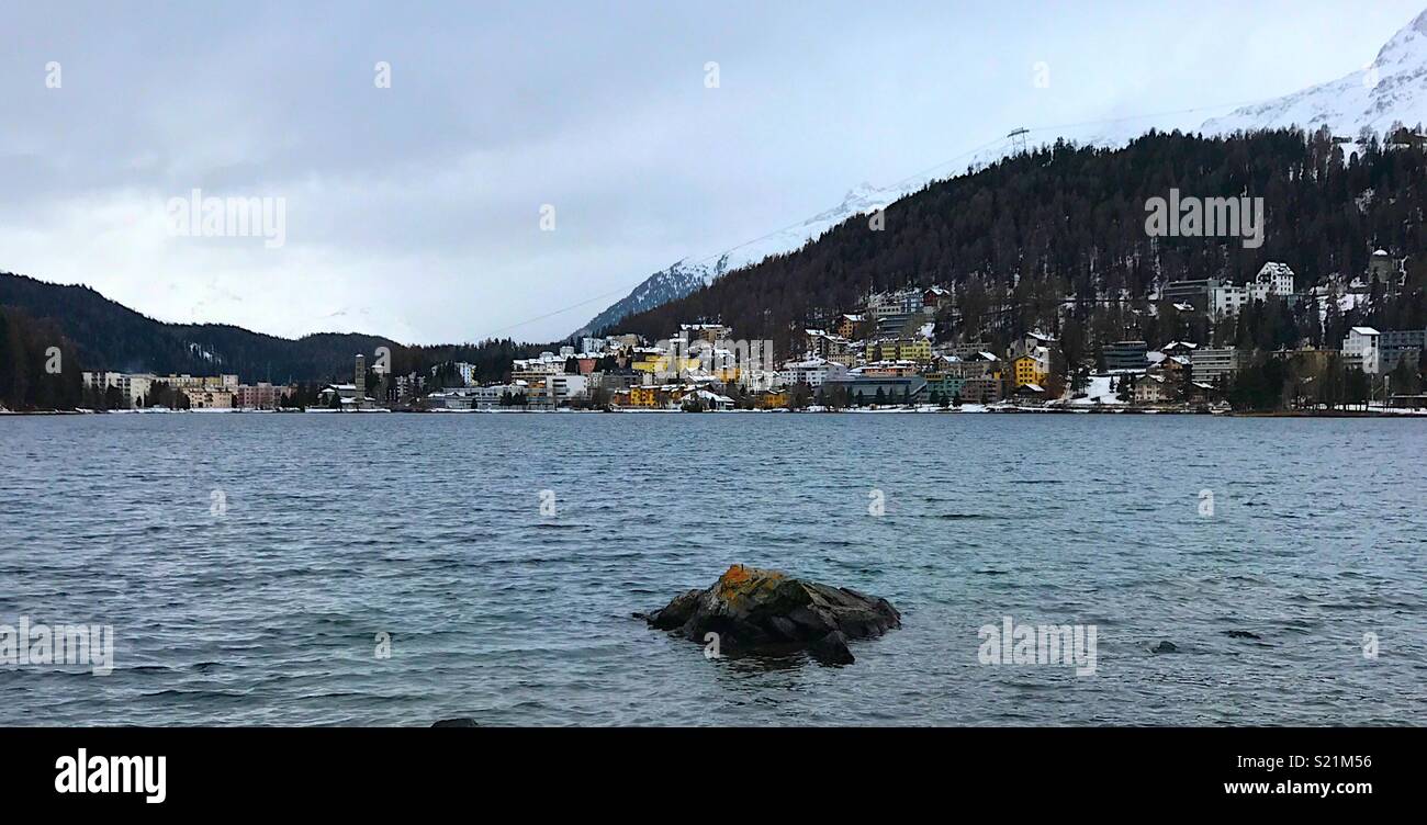 Vue grand angle avec le lac de St Moritz St Moritz en premier plan Banque D'Images