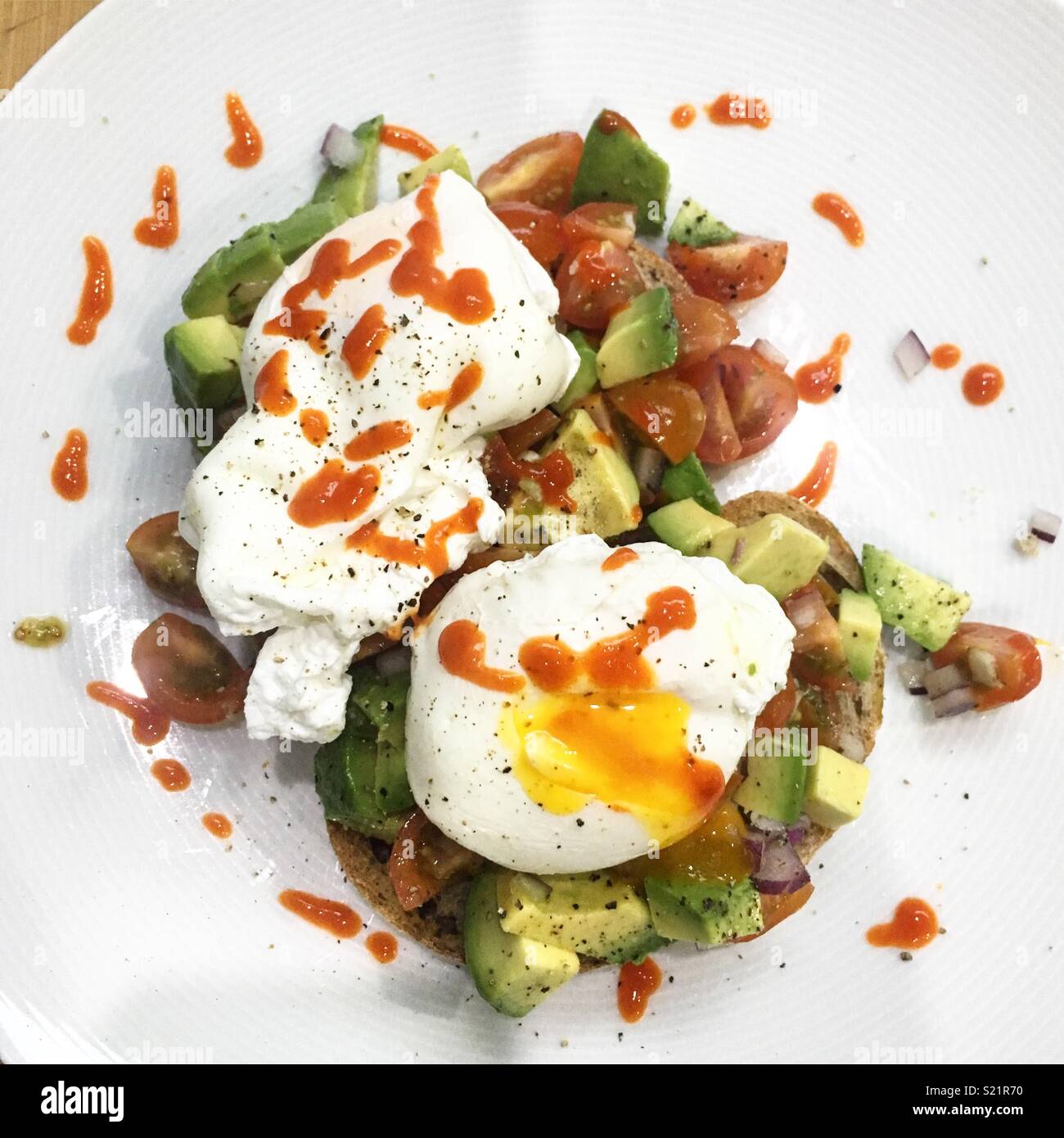 Œufs pochés et avo sur sourdough Banque D'Images
