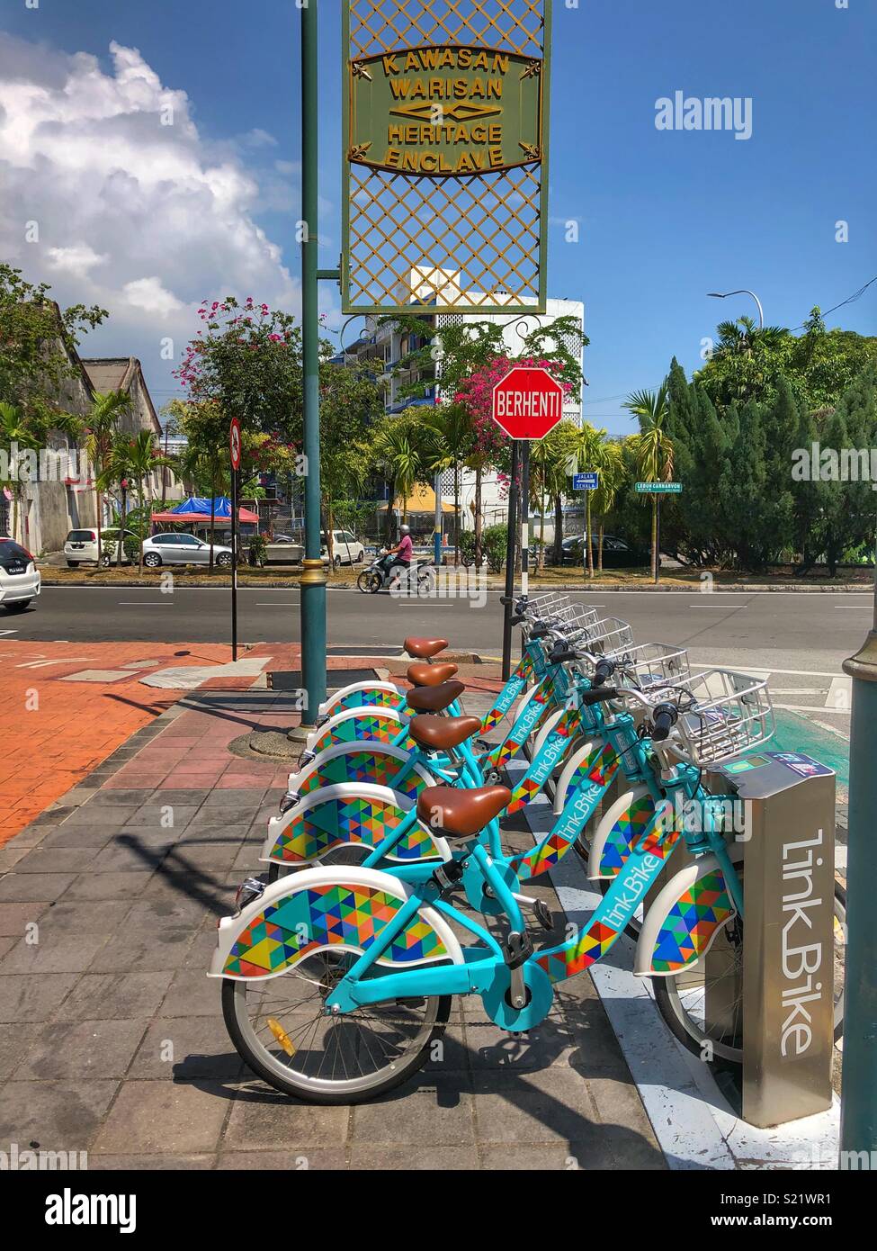 Vélos colorés riders attendent dans la ville historique de Penang, Malaisie. - Image de stock capturée avec un smartphone