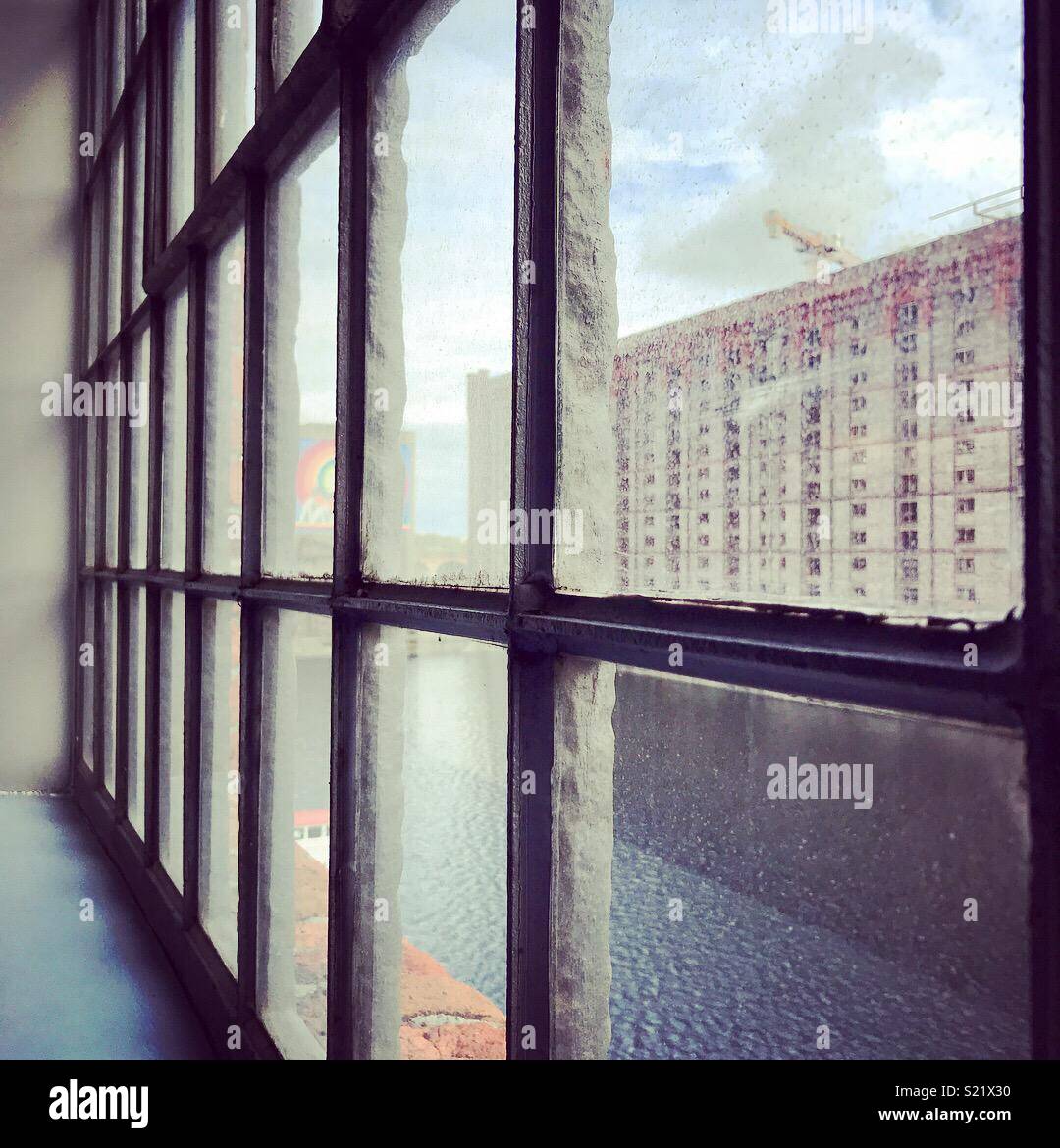 L'hôtel Titanic, Liverpool - chambre avec vue, la fenêtre Scène. Banque D'Images