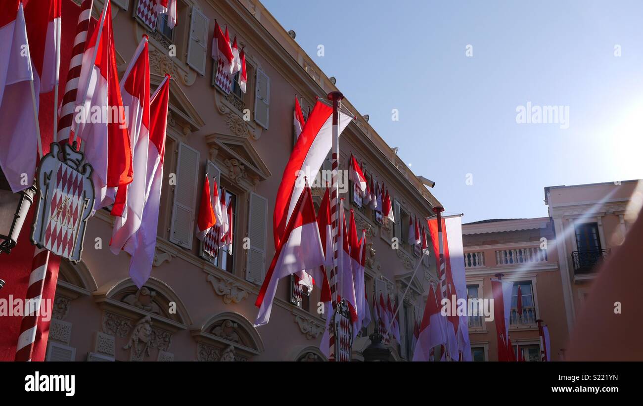 Drapeaux de Monaco décorer une place publique à Monte Carlo Banque D'Images