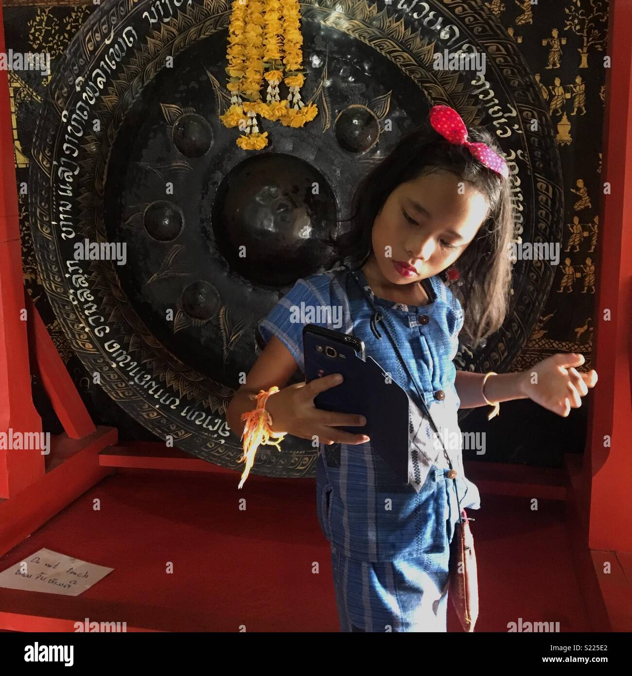 Jeune fille asiatique en prenant un dans un temple selfies au Laos Banque D'Images