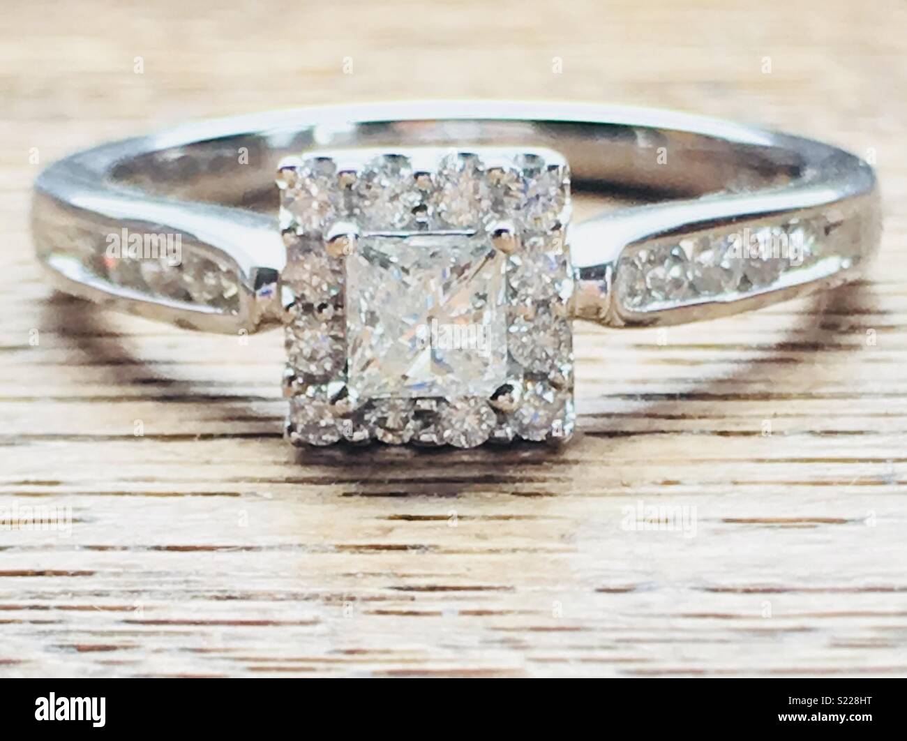 Cette l gante bague en or blanc 18ct est sertie d un diamant