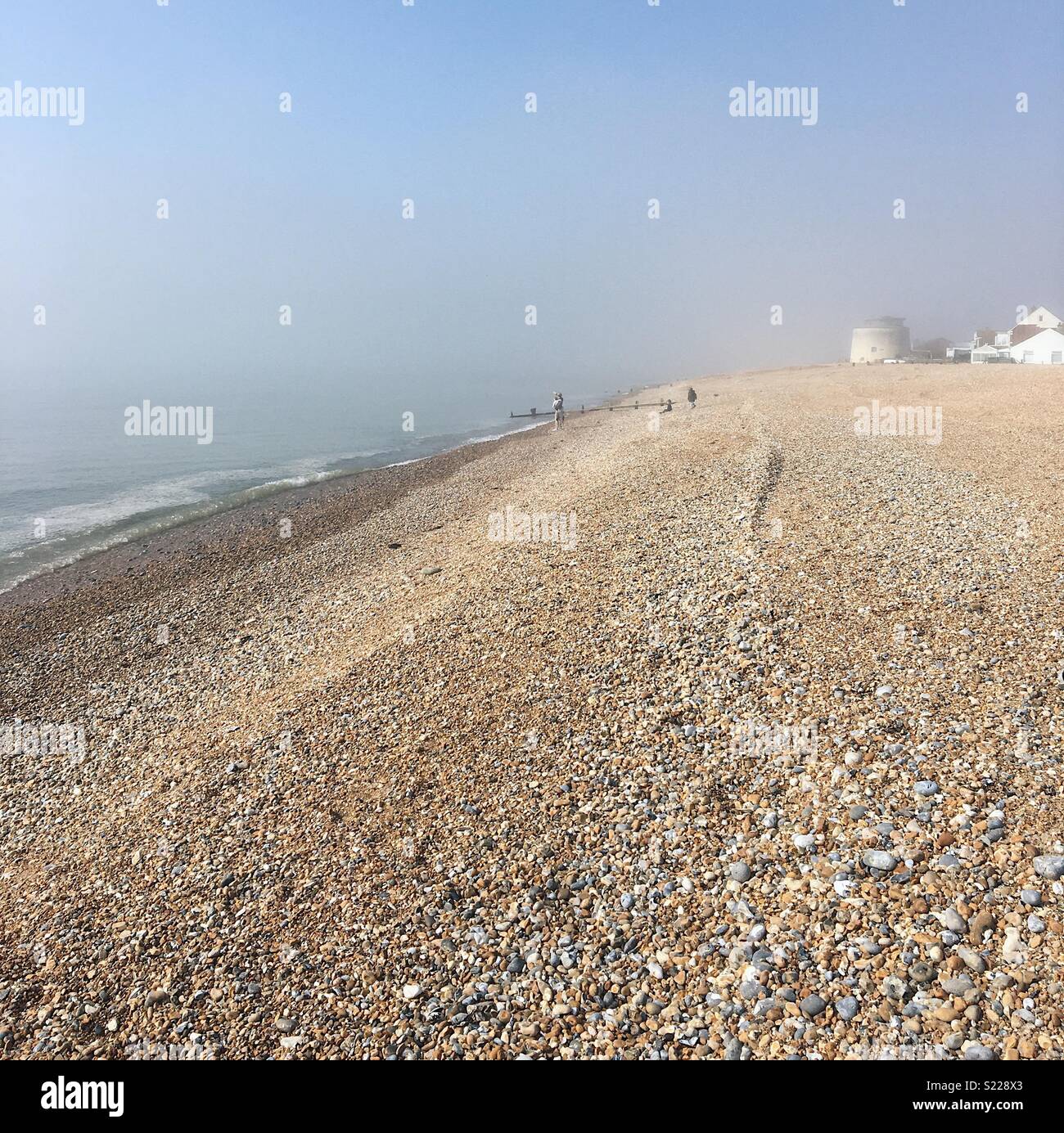 Pevensey Bay Beach, dans le brouillard, l'East Sussex Banque D'Images