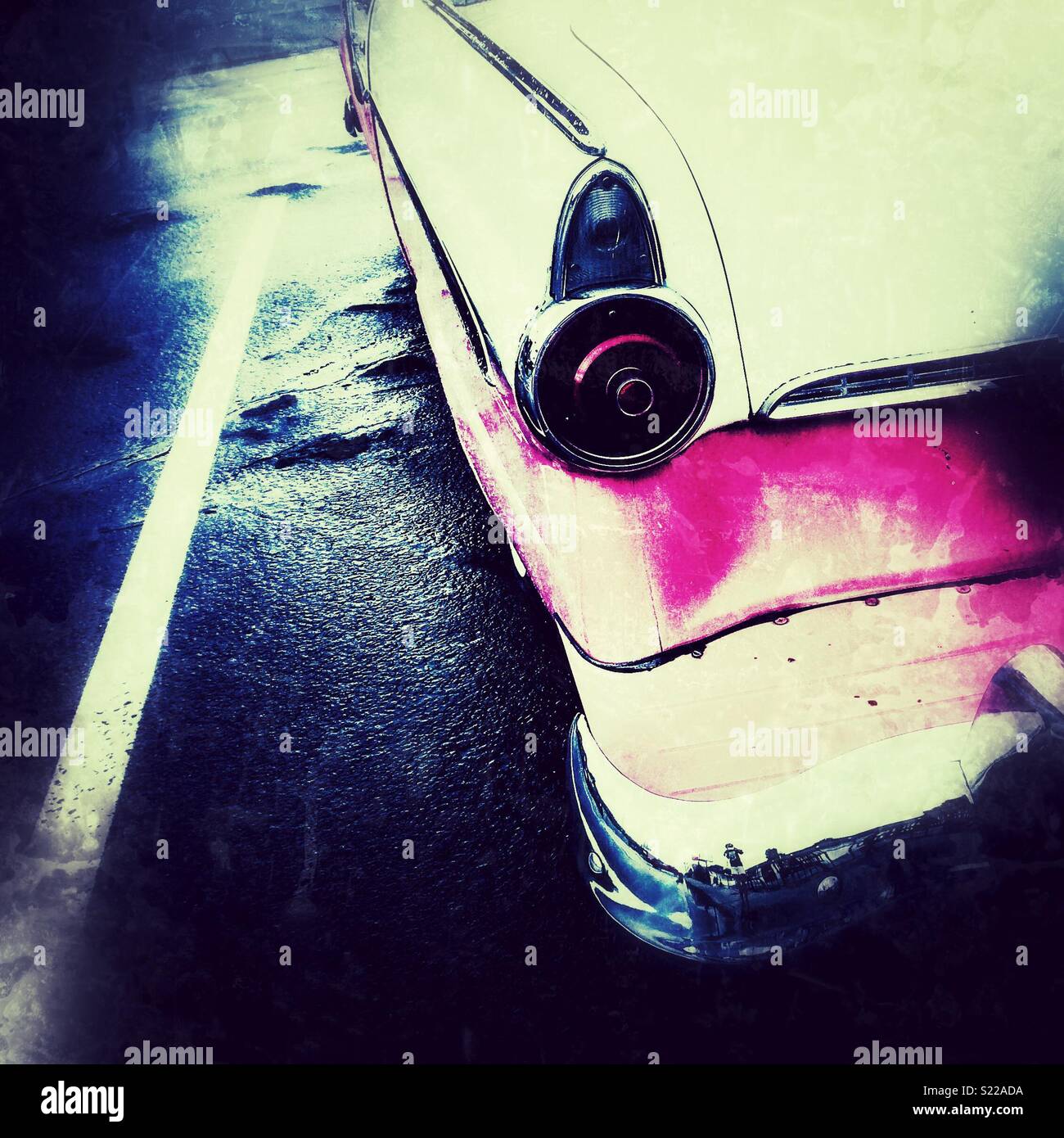 Rose et blanc voiture américaine classique le long de la Route 66, Williams, Arizona, USA - Image de stock capturée avec un smartphone