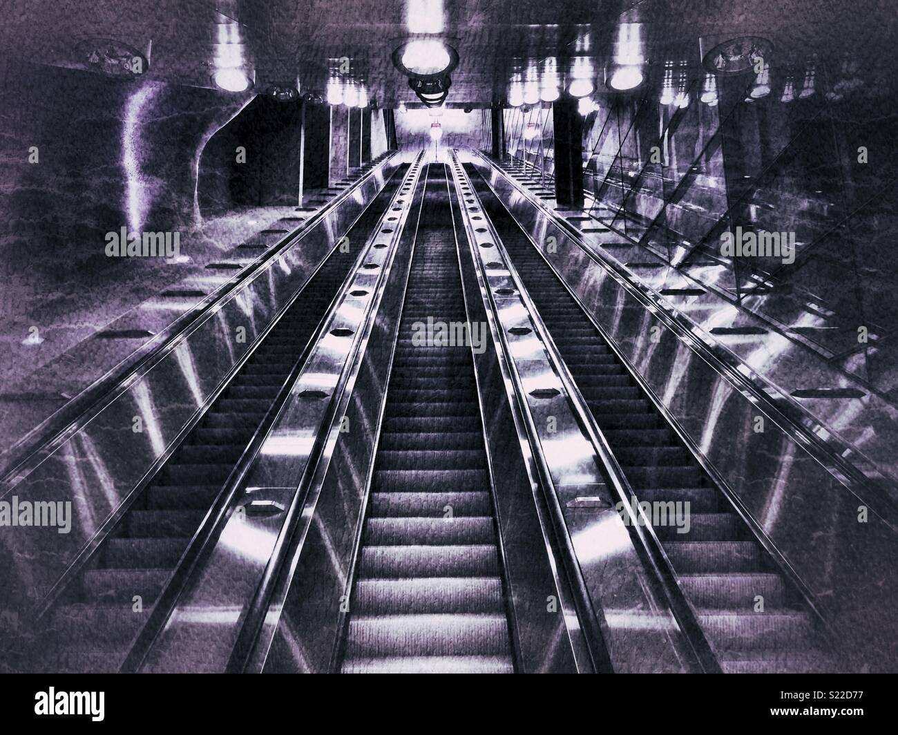 Escalator à la gare. L'aéroport de Vantaa, Helsinki, Finlande Banque D'Images