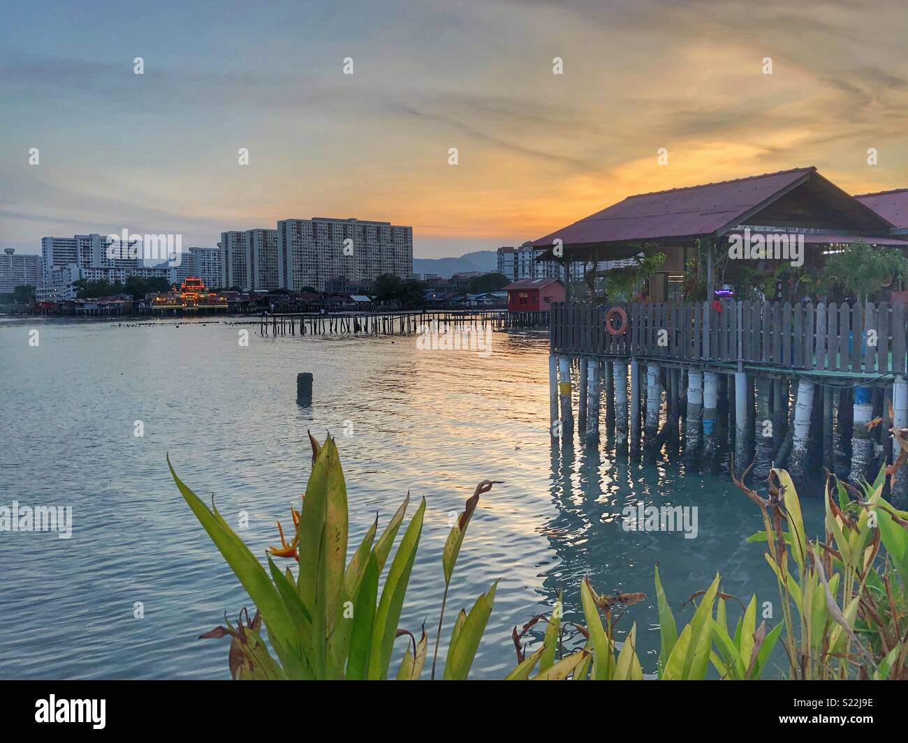 Cadre paisible au bord de l'eau à Penang, Malaisie. - Image de stock capturée avec un smartphone