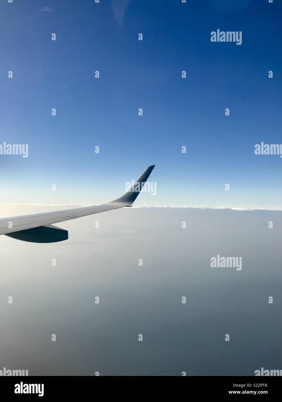Photo aérienne de l'horizon d'un avion au-dessus de la mer du Nord Banque D'Images
