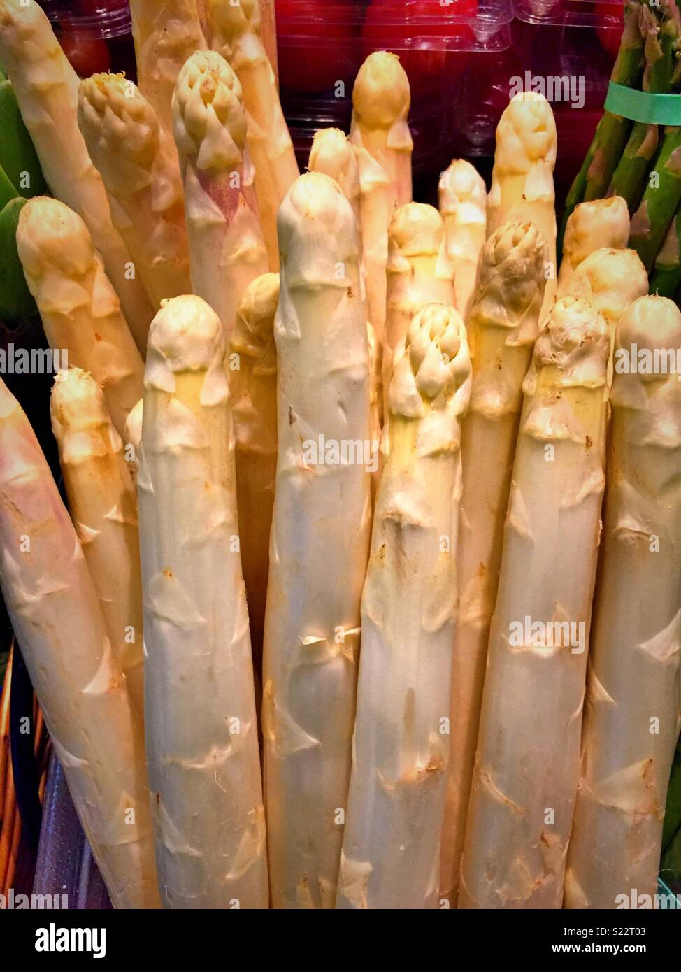 Asperges Blanches dans un affichage à l'épicerie gourmet, NYC, USA - Image de stock capturée avec un smartphone