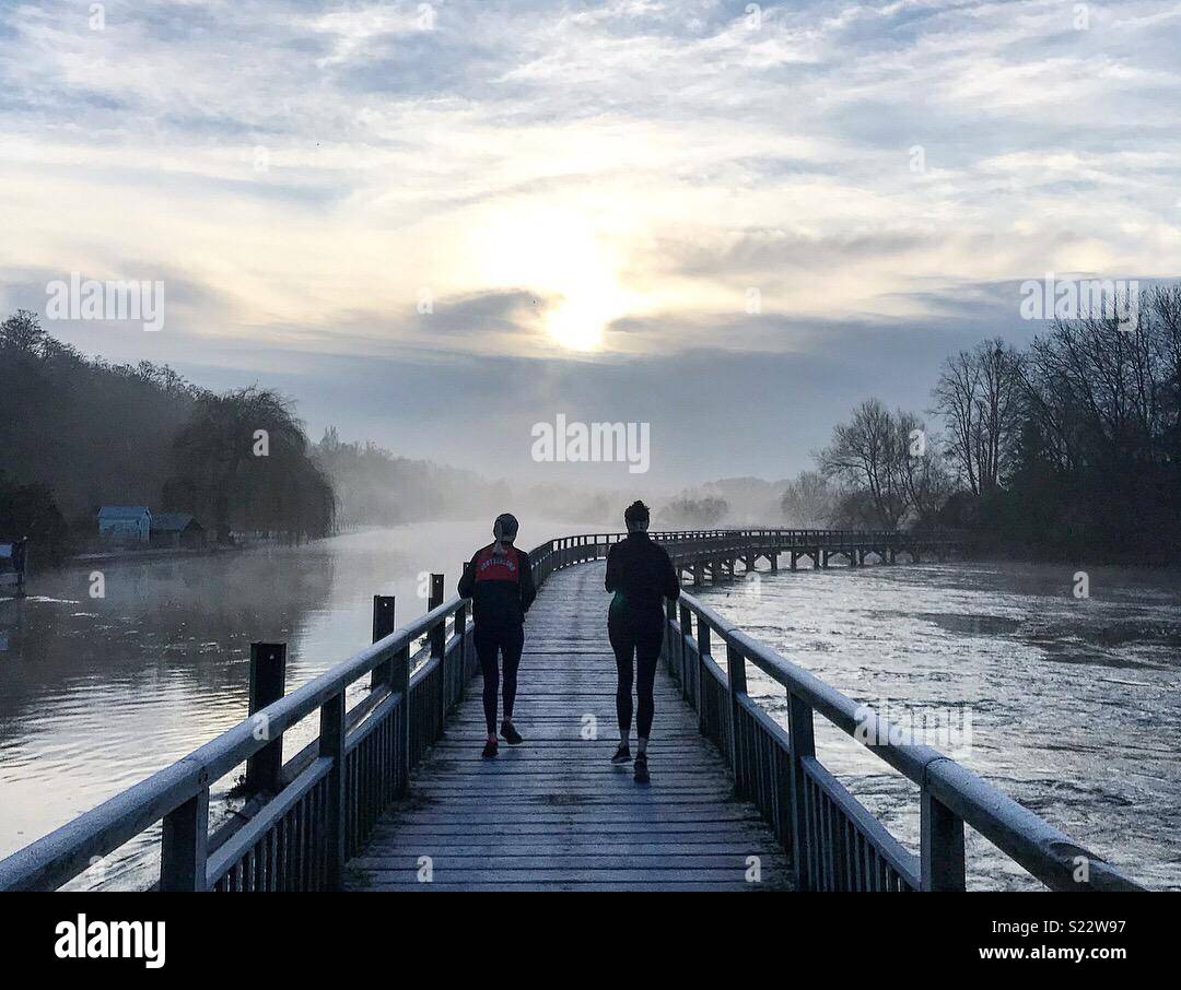 Dawn porteur sur bridge in Henley on Thames Banque D'Images