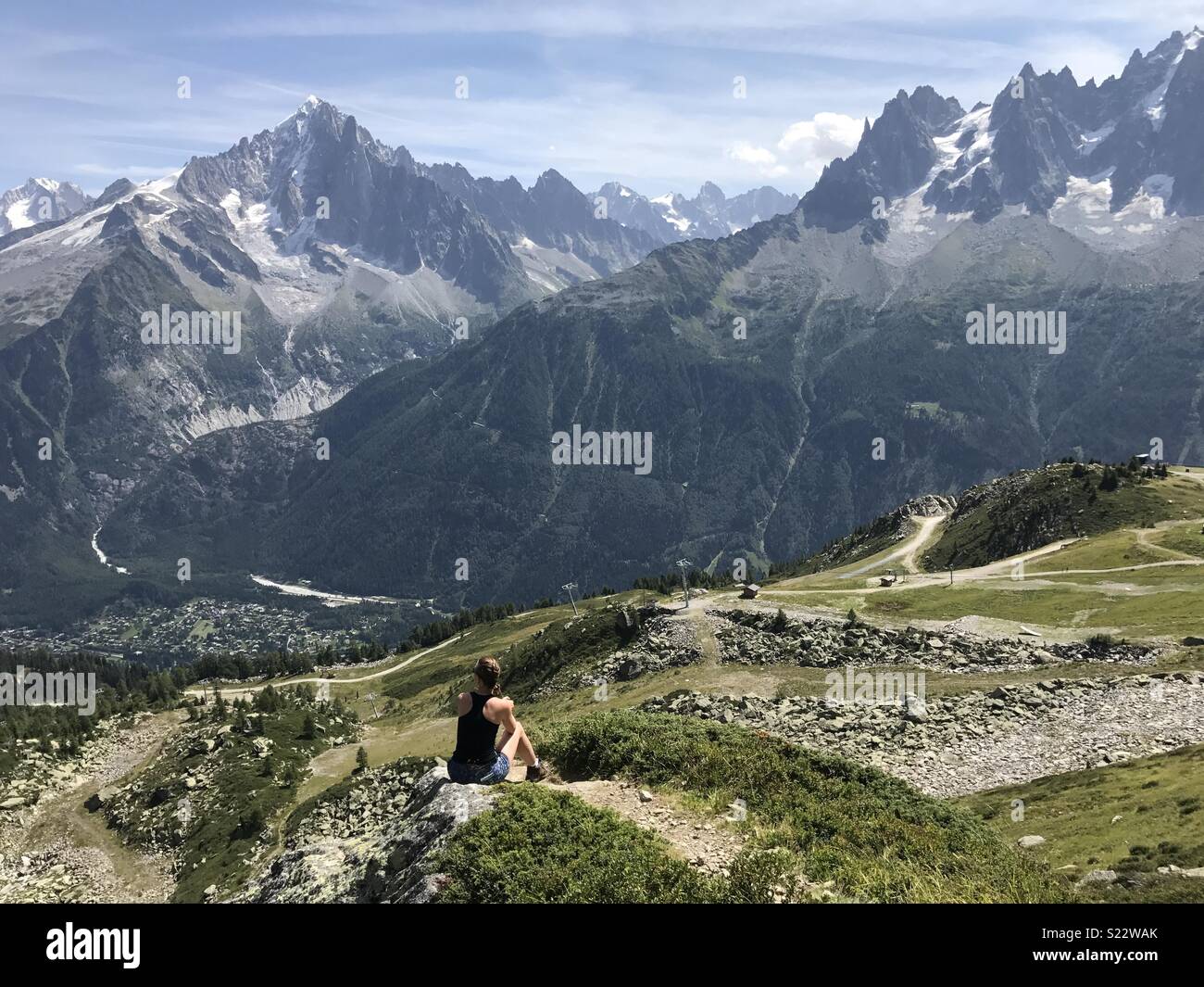 Randonneur accablé par Alpes Banque D'Images
