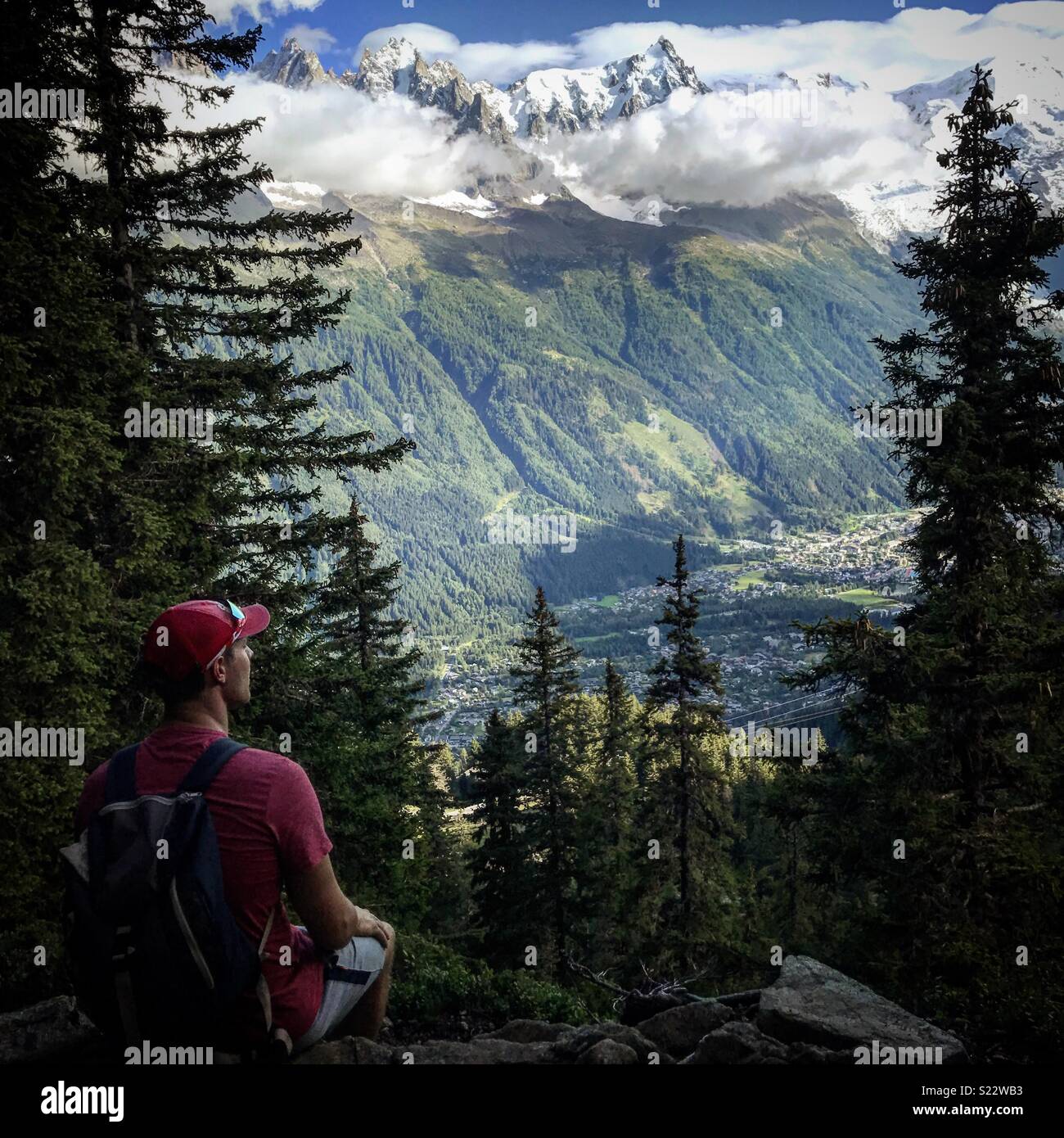 Admire le randonneur sur la montagne dans les Alpes Banque D'Images