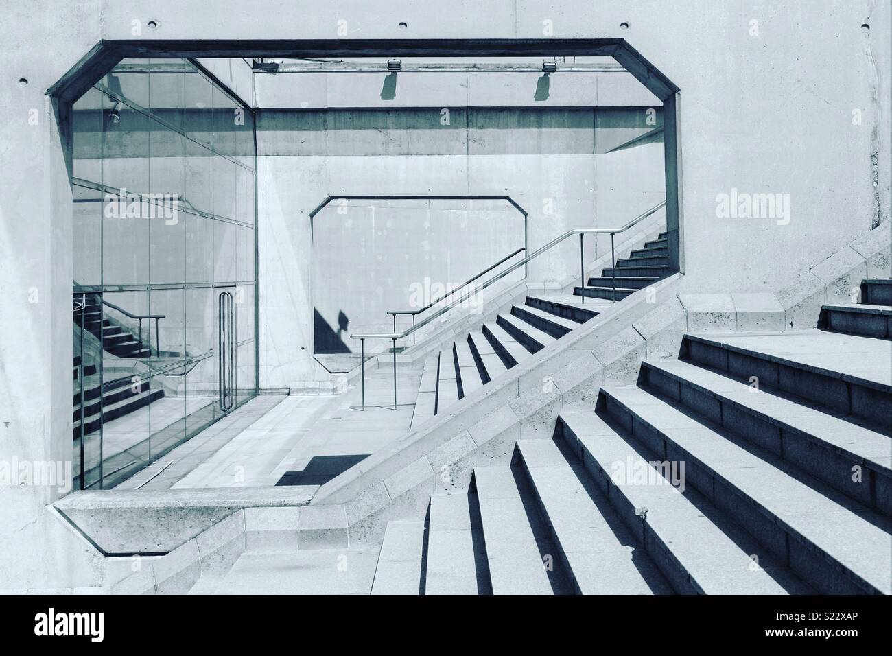 Un escalier en béton dans le quartier d'affaires de la Défense, Paris - Image de stock capturée avec un smartphone
