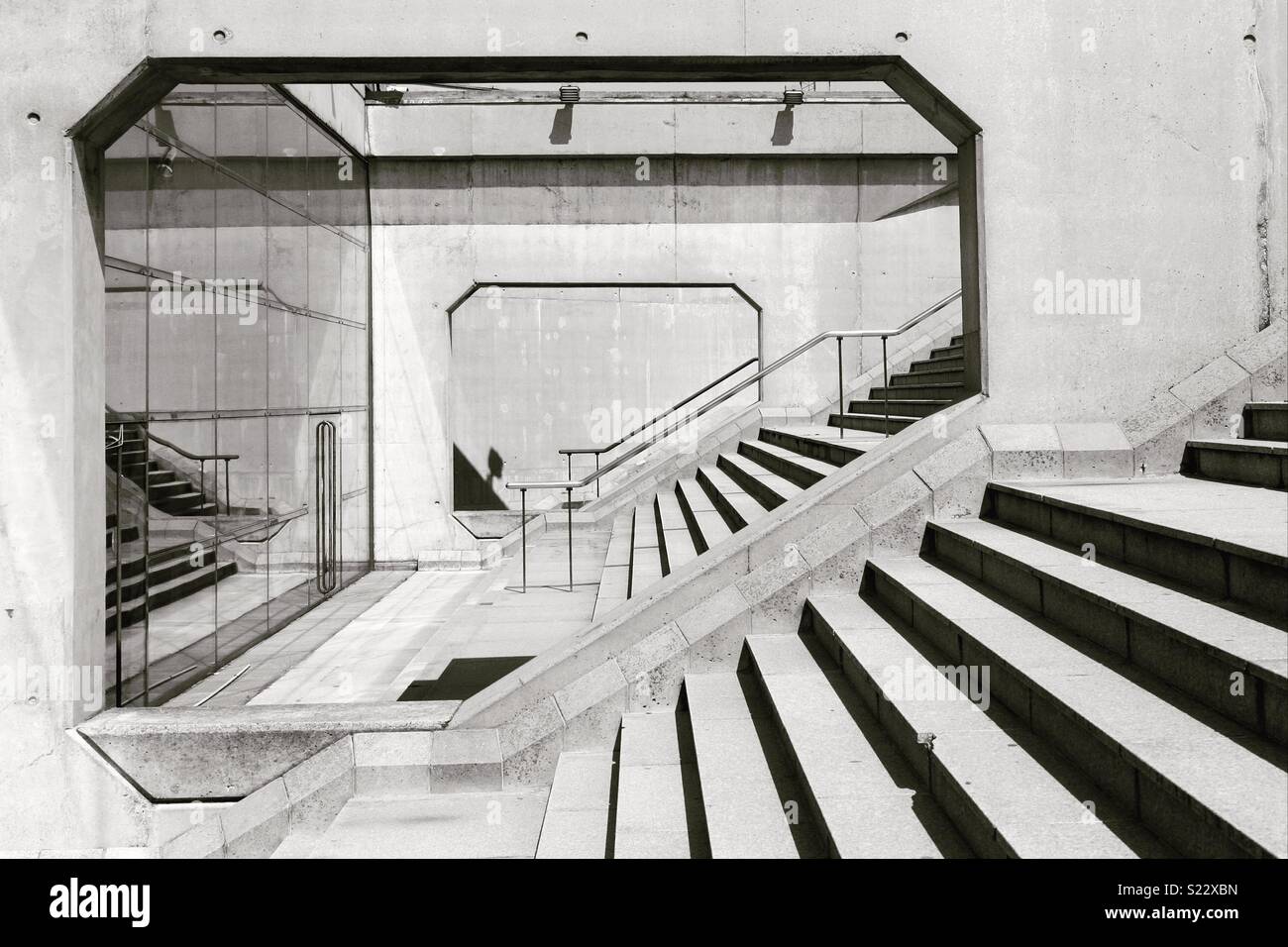 Un escalier en béton dans le quartier d'affaires de la Défense, Paris - Image de stock capturée avec un smartphone