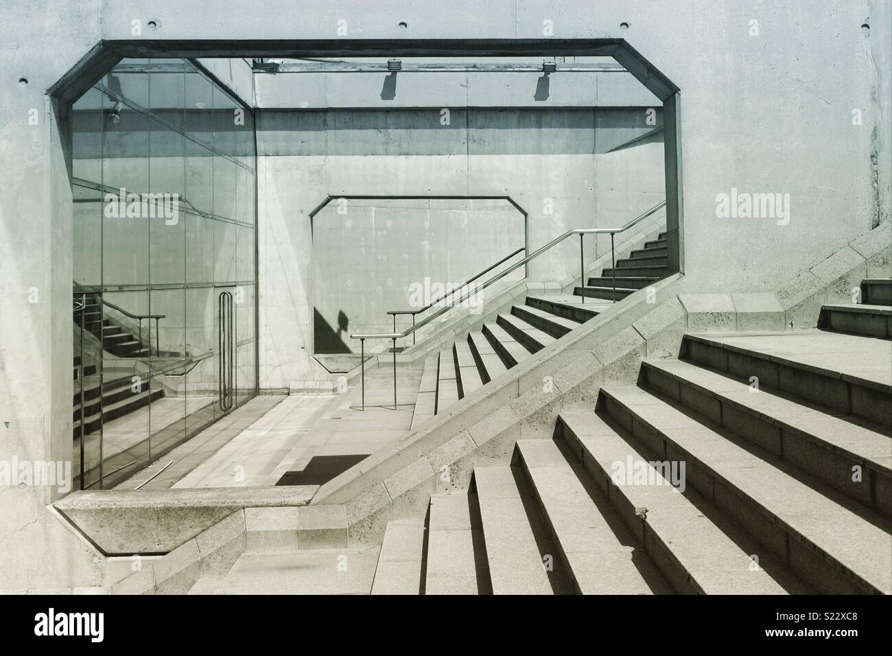 Un escalier en béton dans le quartier d'affaires de la Défense, Paris - Image de stock capturée avec un smartphone