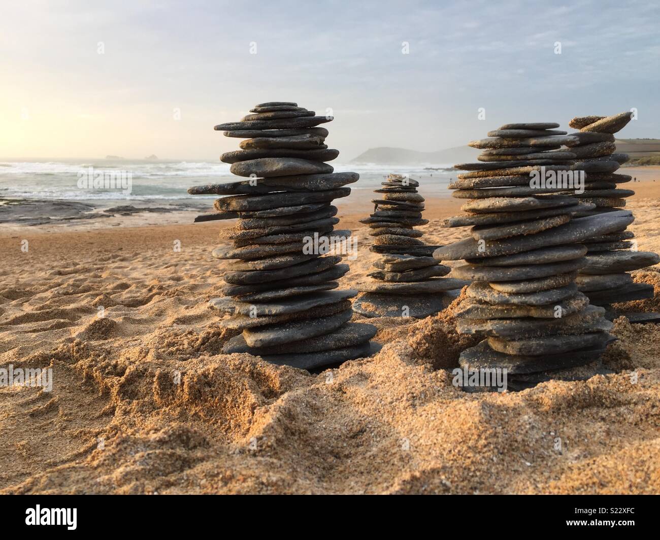 Sculptures sur pierre pile plage Cornwall. Banque D'Images