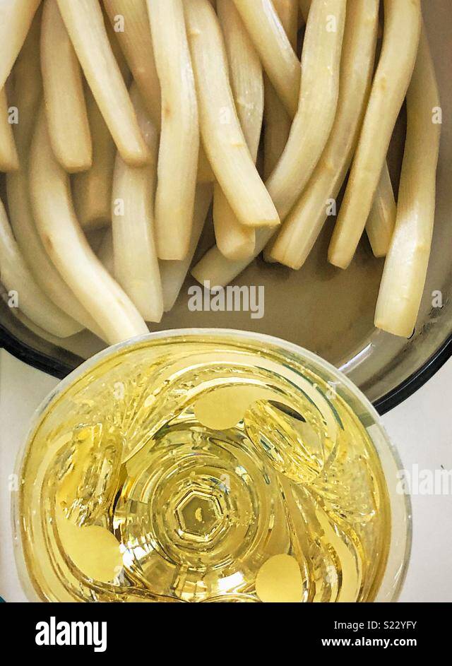 Vin blanc et les asperges. - Image de stock capturée avec un smartphone