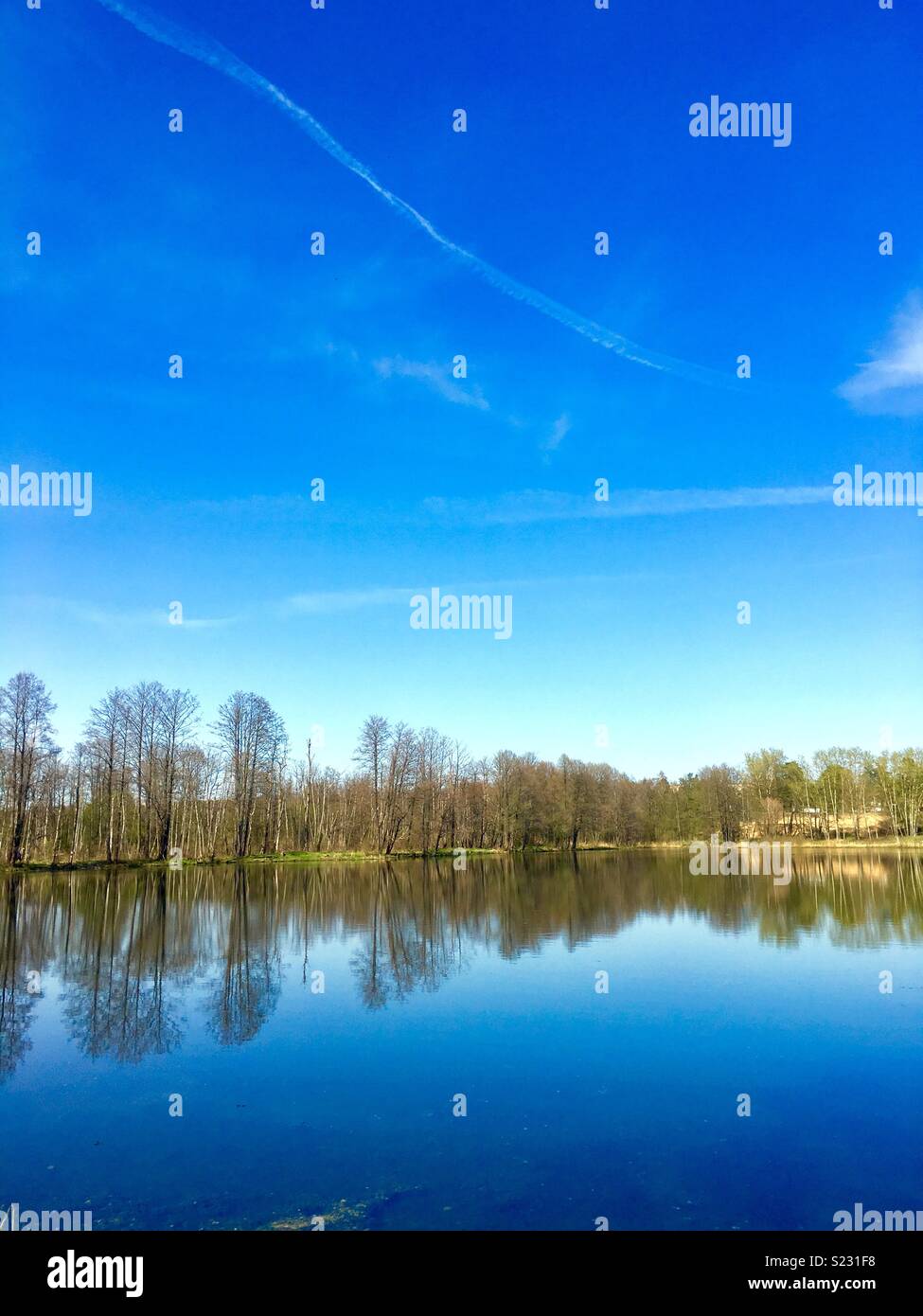 La symétrie dans la réflexion - Image de stock capturée avec un smartphone