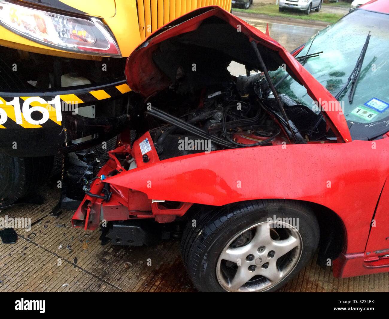 Les accidents de voiture en autobus scolaire. Banque D'Images