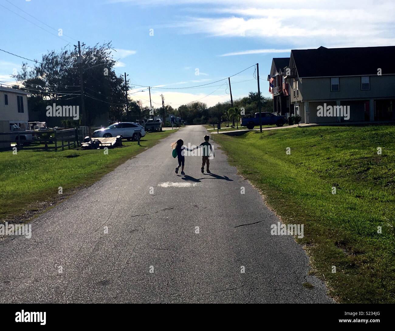 Les enfants en silhouette dans la rue. Banque D'Images