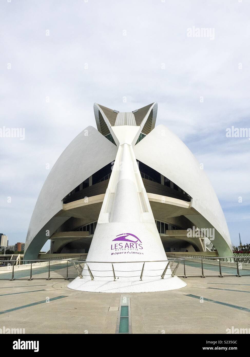 Palau de les arts (théâtre de l'opéra) par l'architecte Santiago Calatrava à Valence, Espagne - Image de stock capturée avec un smartphone