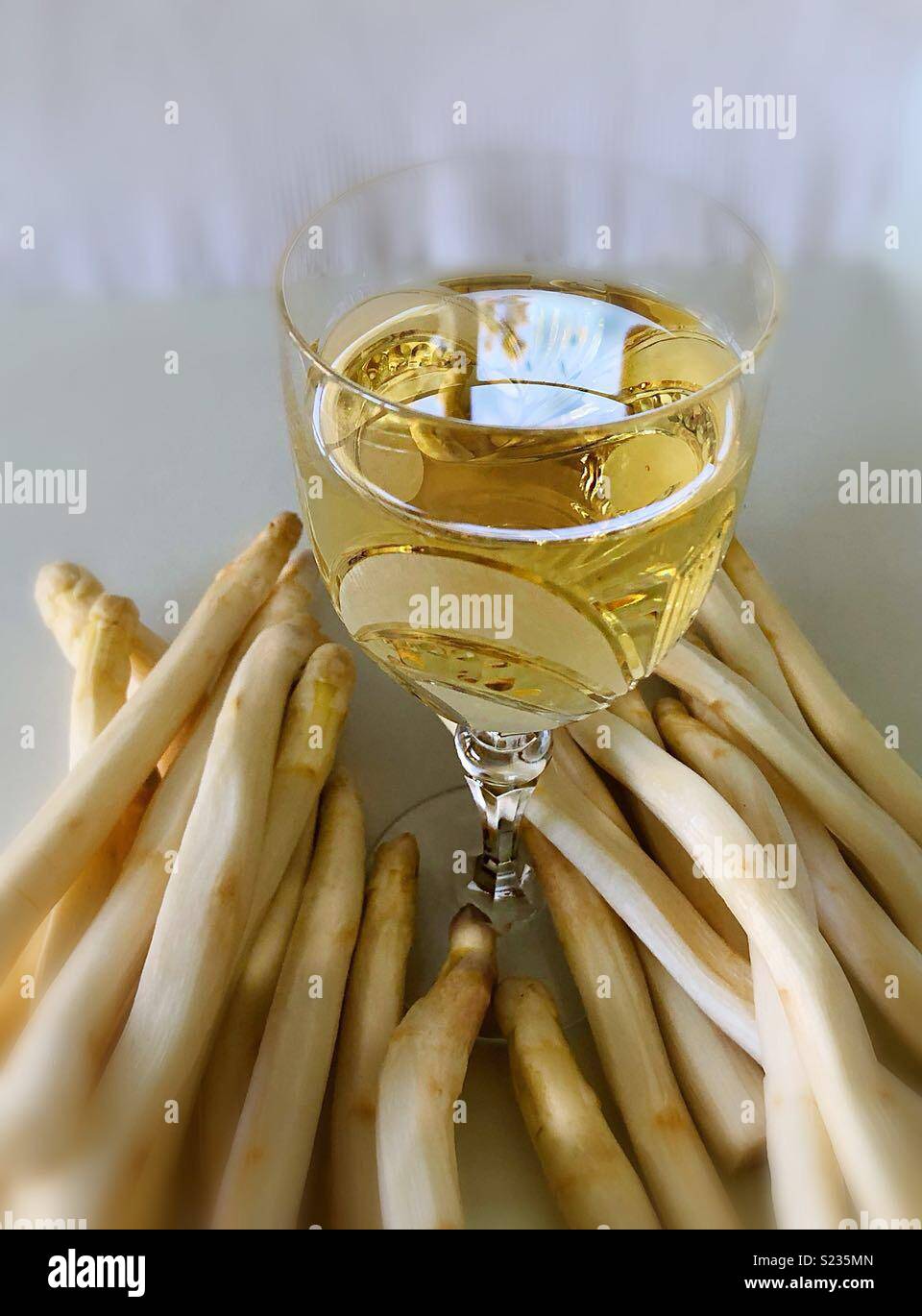 Les asperges et vin blanc, fine le déjeuner. - Image de stock capturée avec un smartphone
