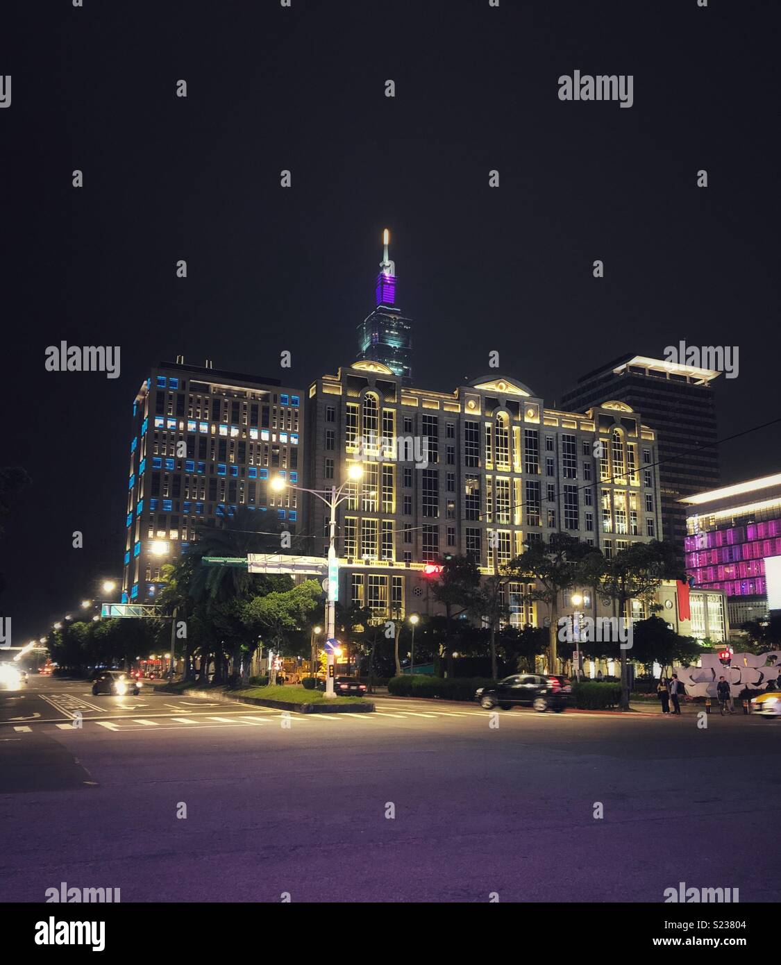 Les bâtiments illuminés la nuit à Taipei, Taiwan. - Image de stock capturée avec un smartphone