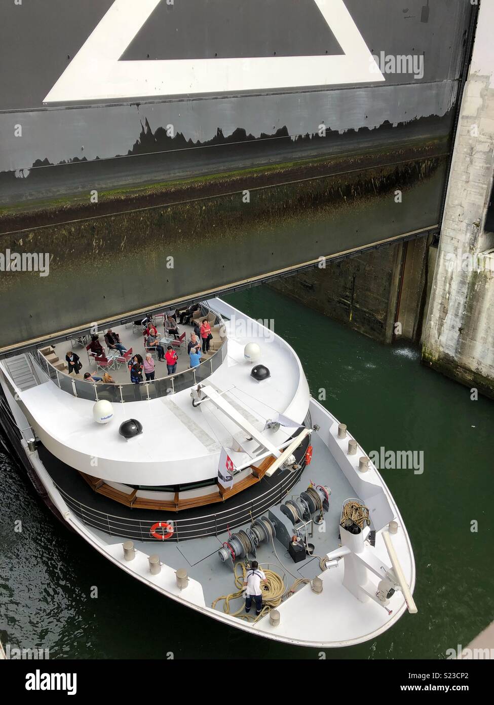 Bateau de croisière en passant par verrou sur Rhin Banque D'Images