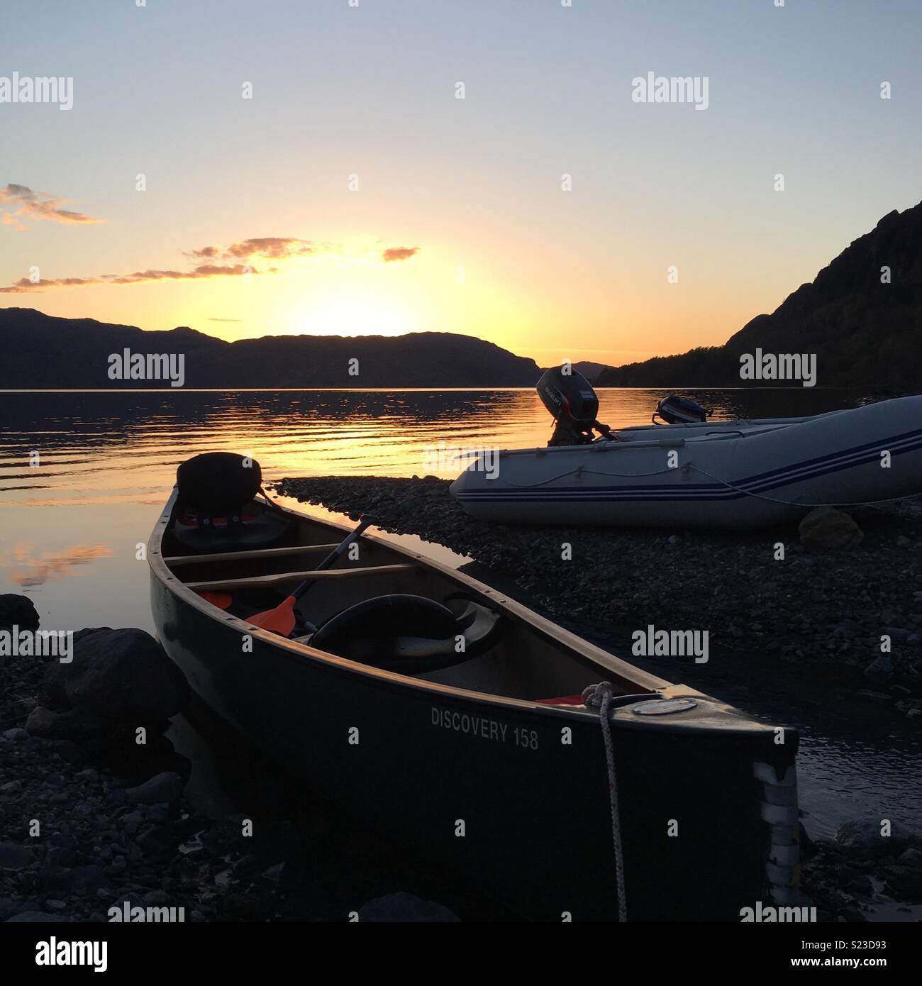 Pour le loch calme canoe pendant le coucher du soleil Banque D'Images