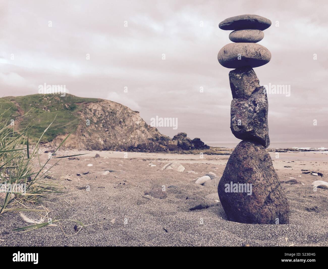 Sculpture en pierre d'équilibrage sur plage. Banque D'Images