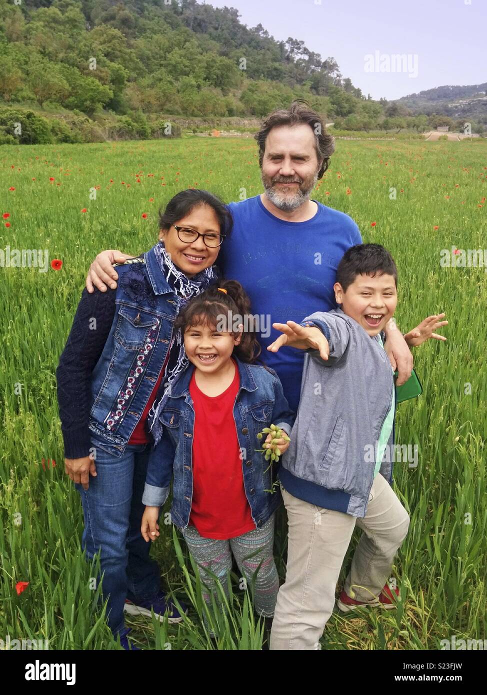L'Interracial family. Caucase et couple péruvien et leurs enfants. Banque D'Images