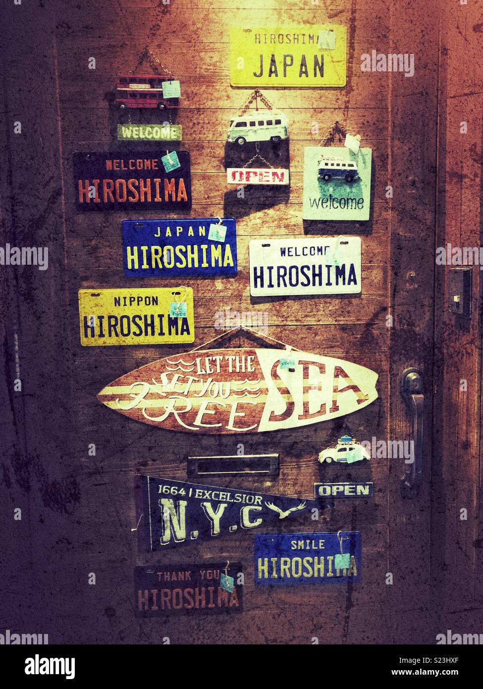 Signes bienvenus accroché sur une porte en bois à Hiroshima. Banque D'Images