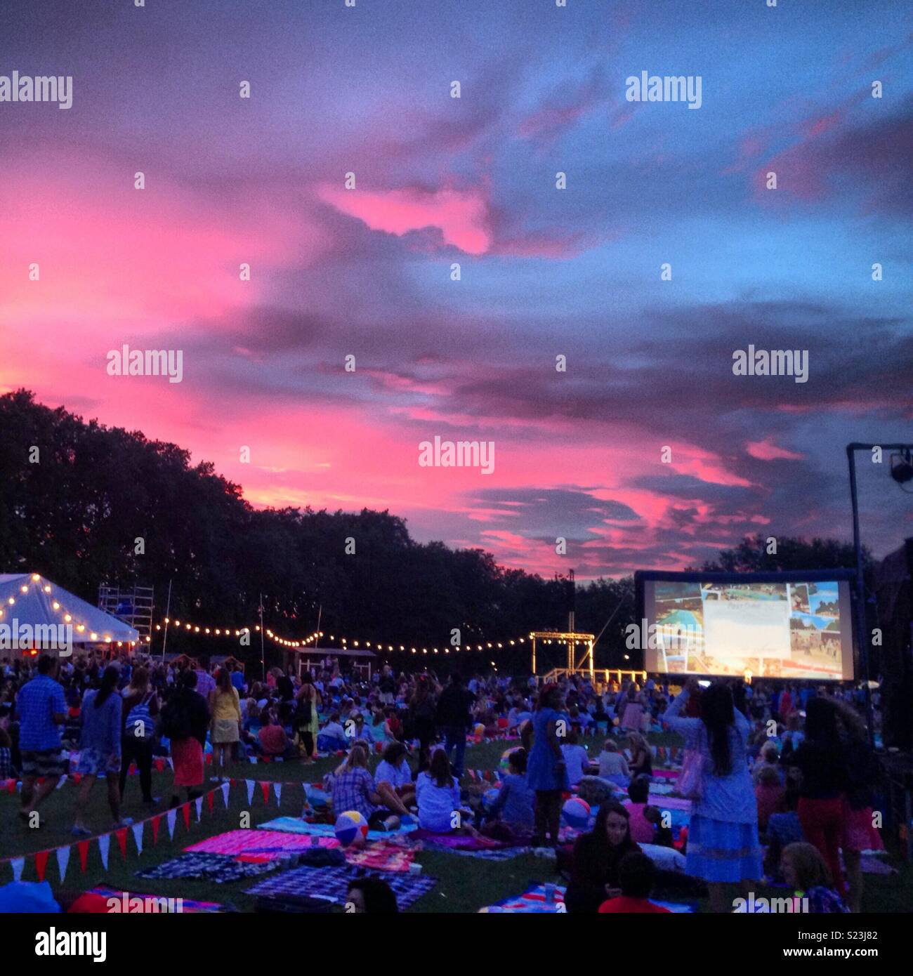 Cinéma en plein air avec ciel coucher de soleil rose Banque D'Images