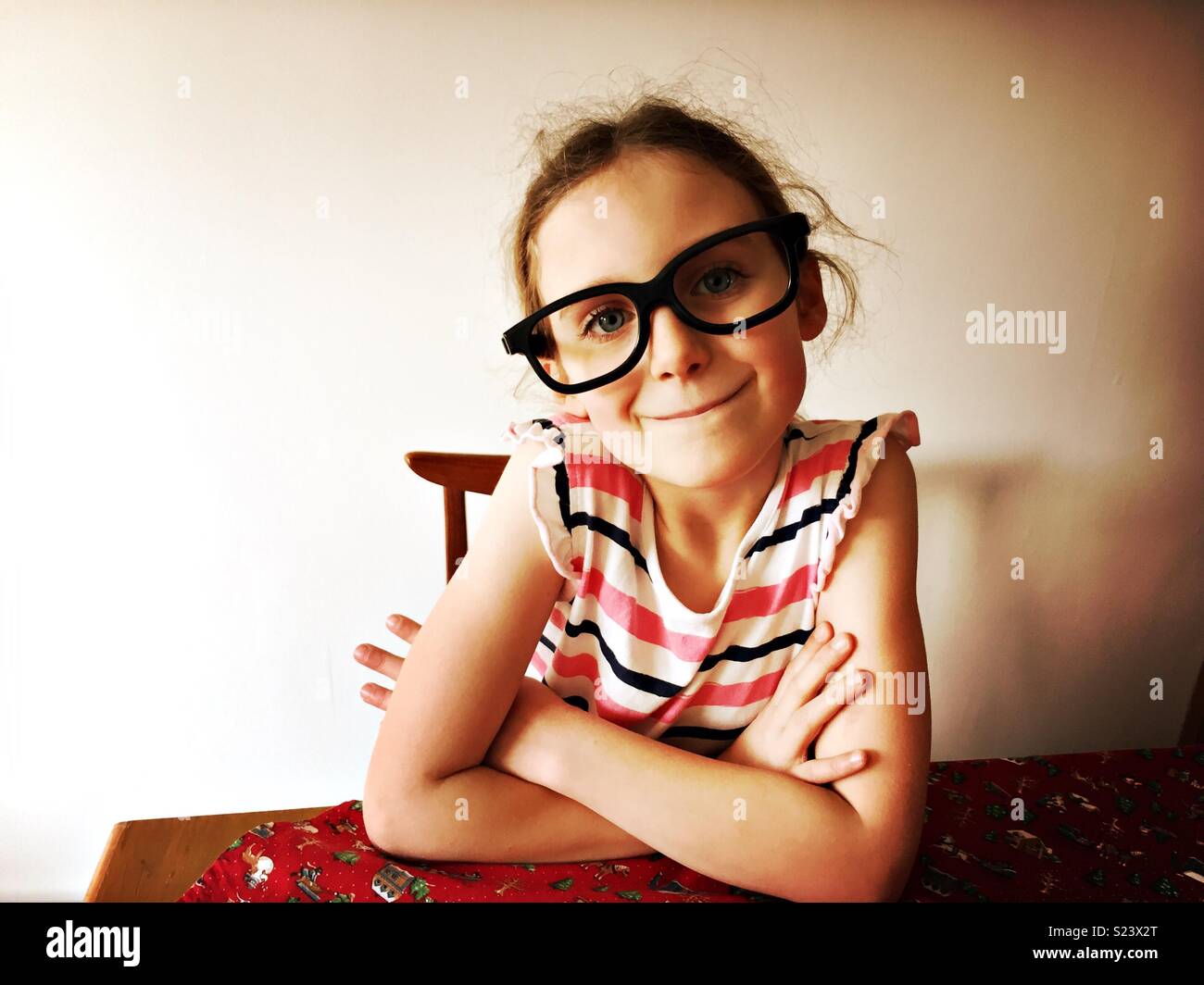 Jeune fille portant des lunettes, à la smart. Banque D'Images