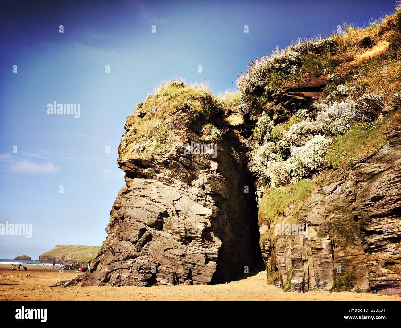 Les rochers et les caverne sur la plage de Polzeath cornouaillais. - Image de stock capturée avec un smartphone