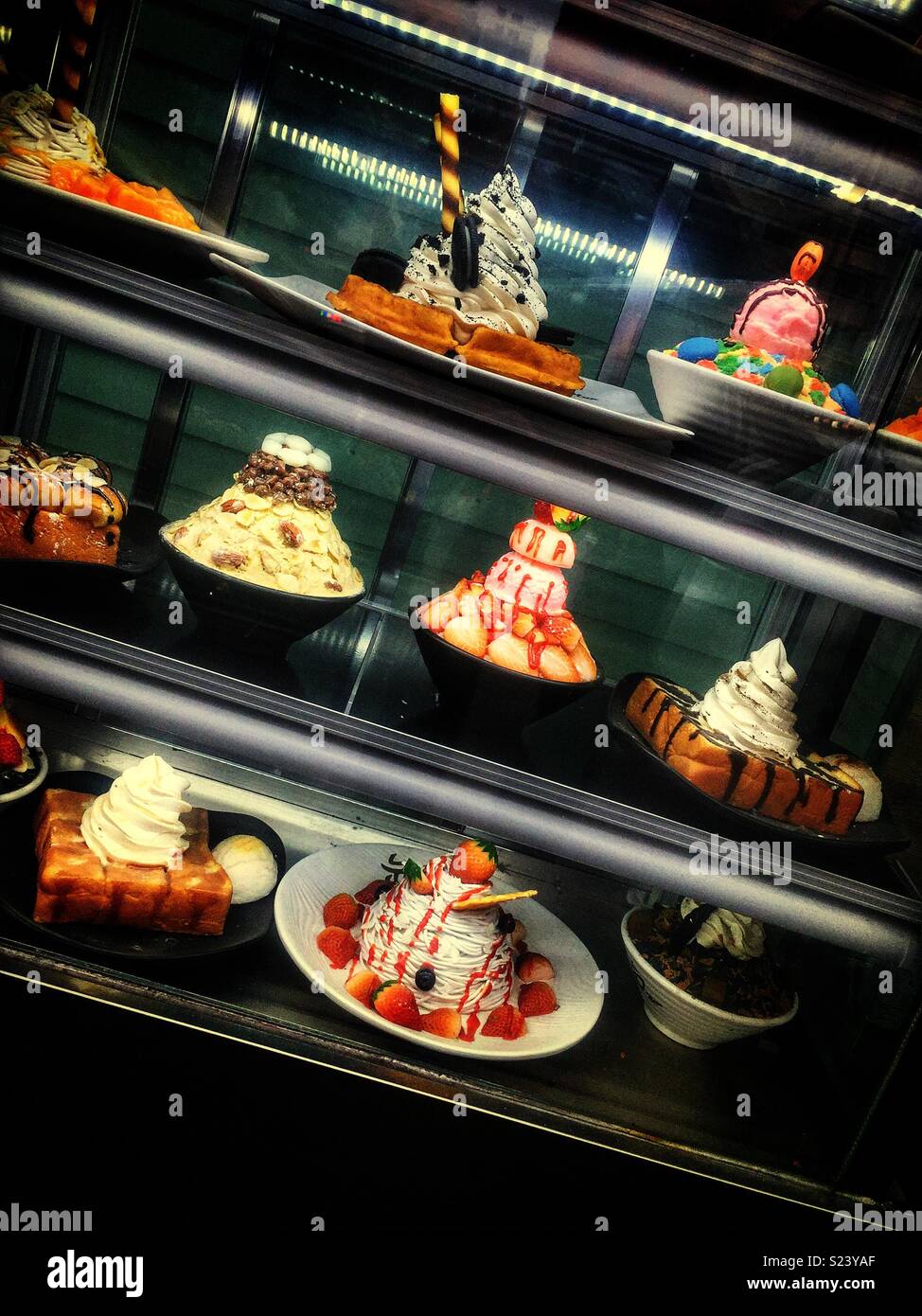 Des desserts dans la fenêtre d'un restaurant, Yuen Long, de nouveaux territoires, Hong Kong Banque D'Images