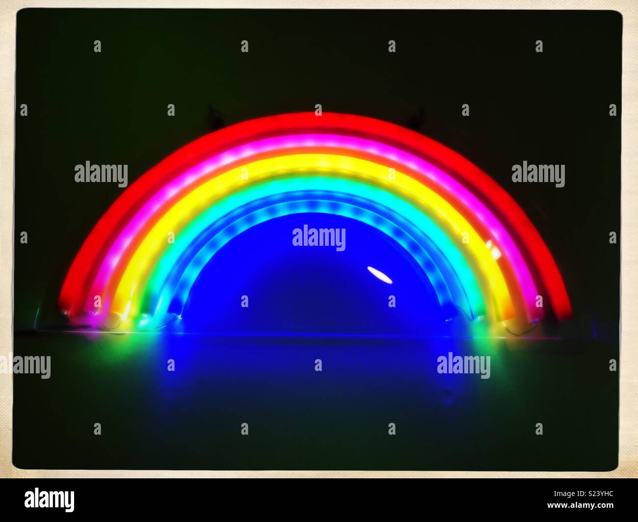 Arc-en-ciel lumineux LED neon Banque D'Images