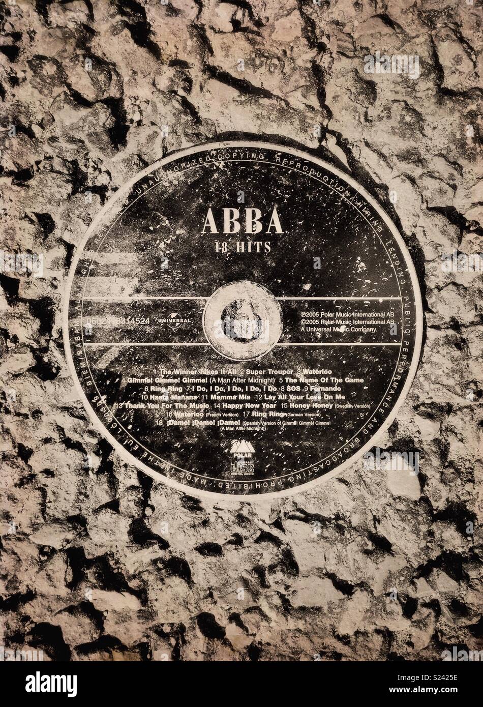 Greatest Hits ABBA jetés sur CD en route Photo Stock - Alamy